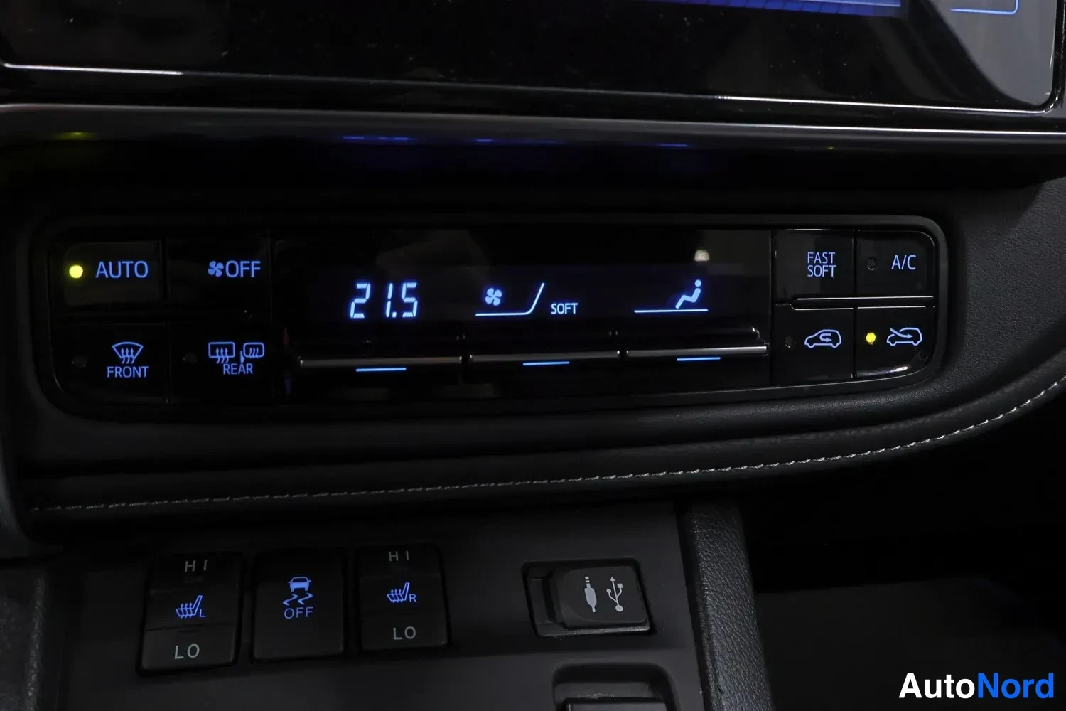 Muu: Automaattinen ilmastointipaneeli näyttää 21,5 astetta, AUTO- ja A/C-napit, alla lämmitysnapeja ja USB-portti.