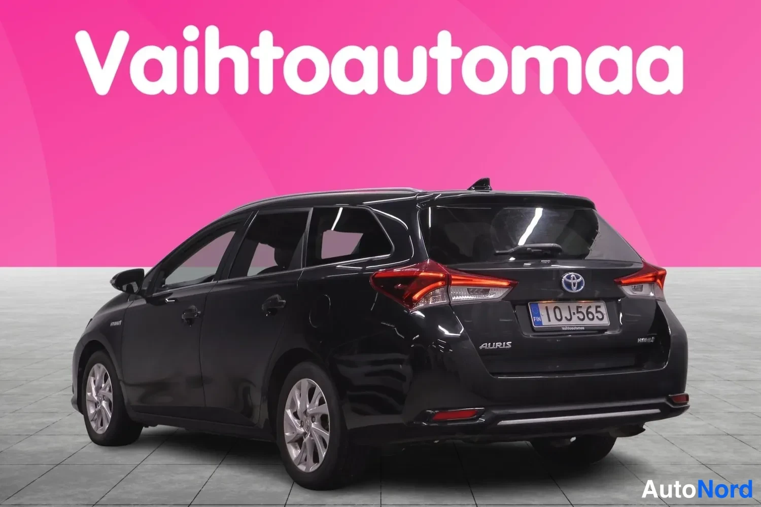 Takaviisto: Musta Toyota Auris -farmari takaa vasemmalta kolmanneksen kulmasta, rekisteritunnus 10J-565 ja Auris-merkintä takaluukussa.