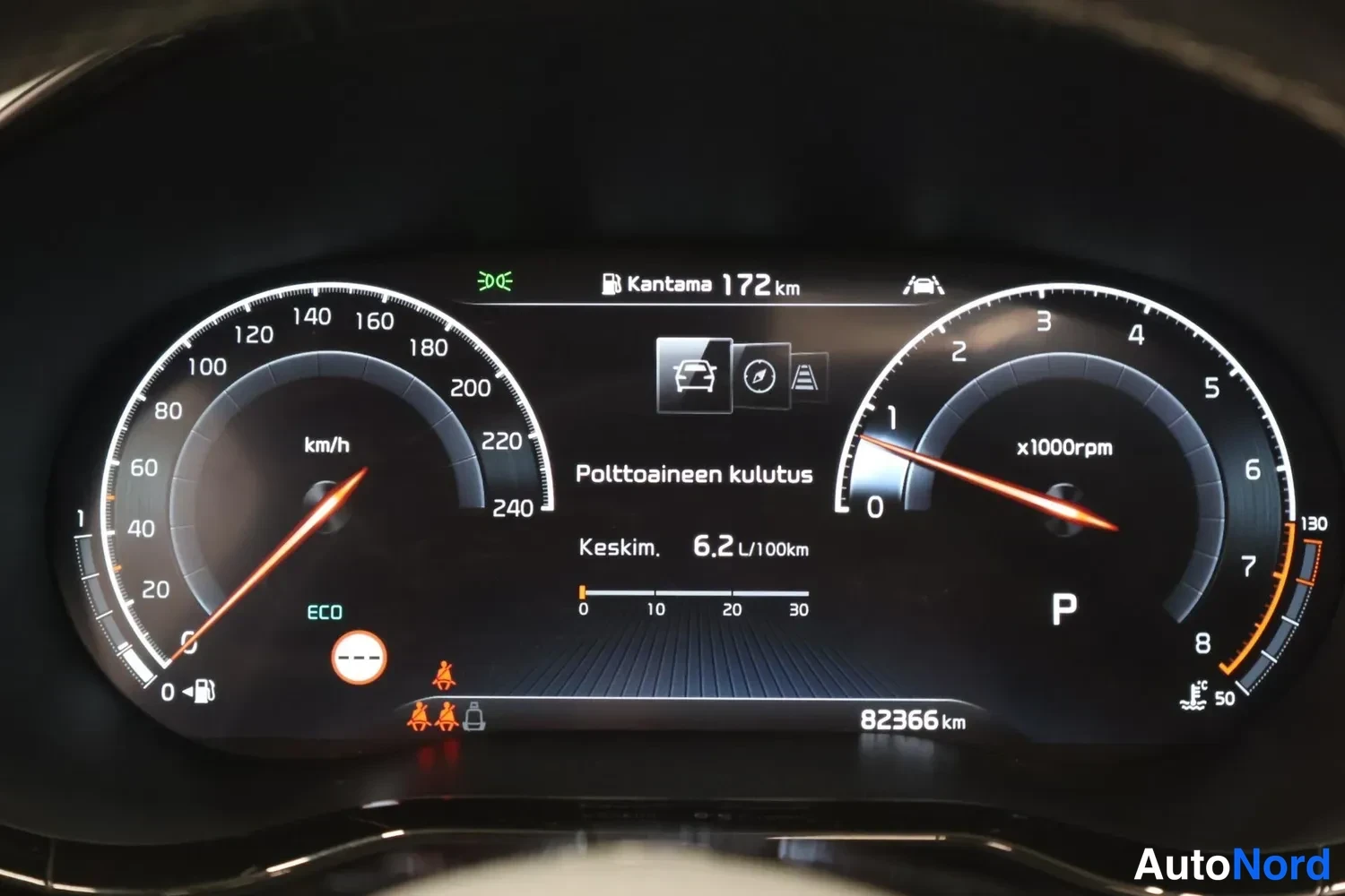 Yksityiskohta: Kojetaulun mittaristo: nopeusmittari 0–240 km/h, kierrosmittari, keskimääräinen kulutus 6,2 l/100 km, kantama 172 km ja matkamittari 82366 km. Vaihdelaatikon as