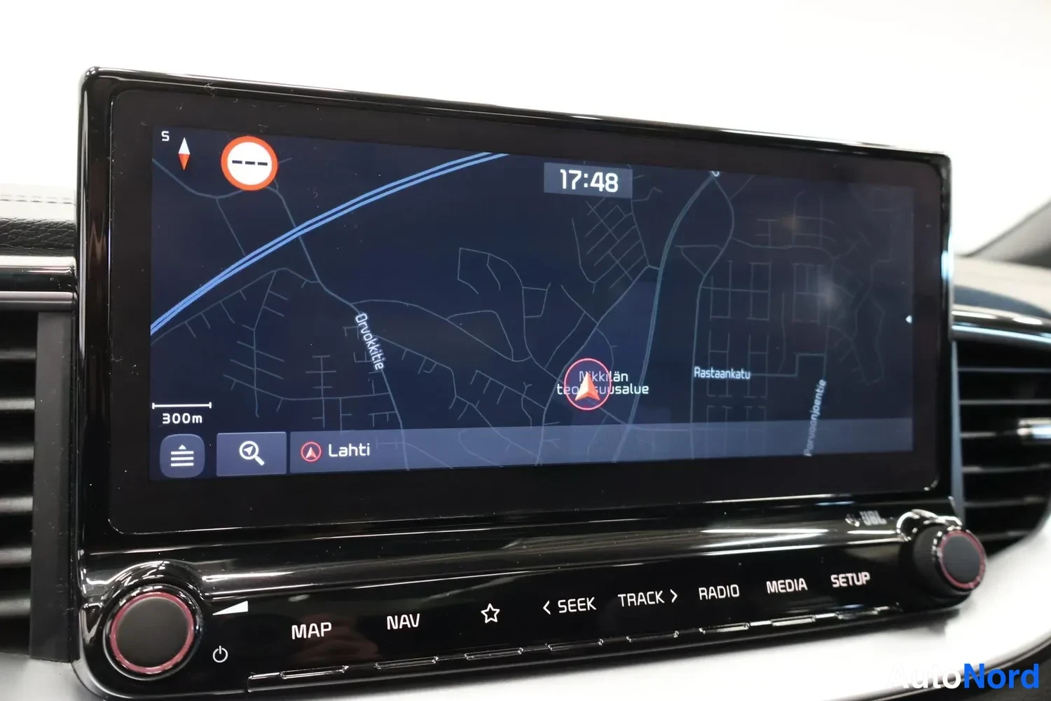 Muu: Auton infotainment-näytöllä näkyy navigointikartta alueesta Lahdessa, aikana 17:48.