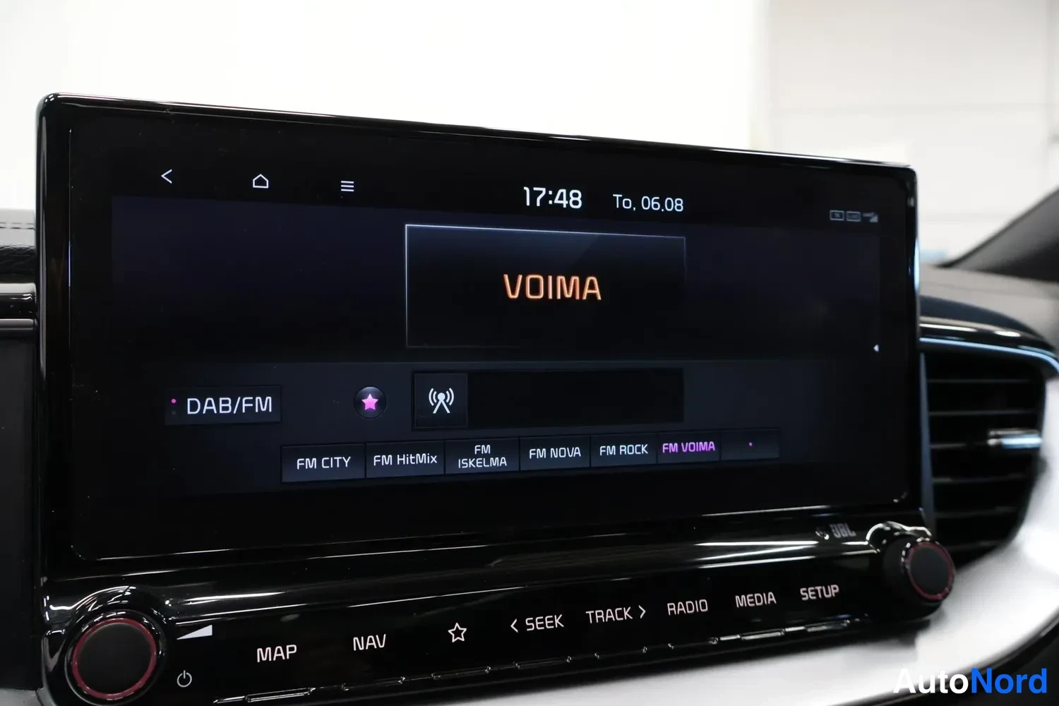 Muu: Infotainment-näytöllä näkyy radiovalikko DAB/FM-asemilla, kuten FM VOIMA, aikana 17:48.