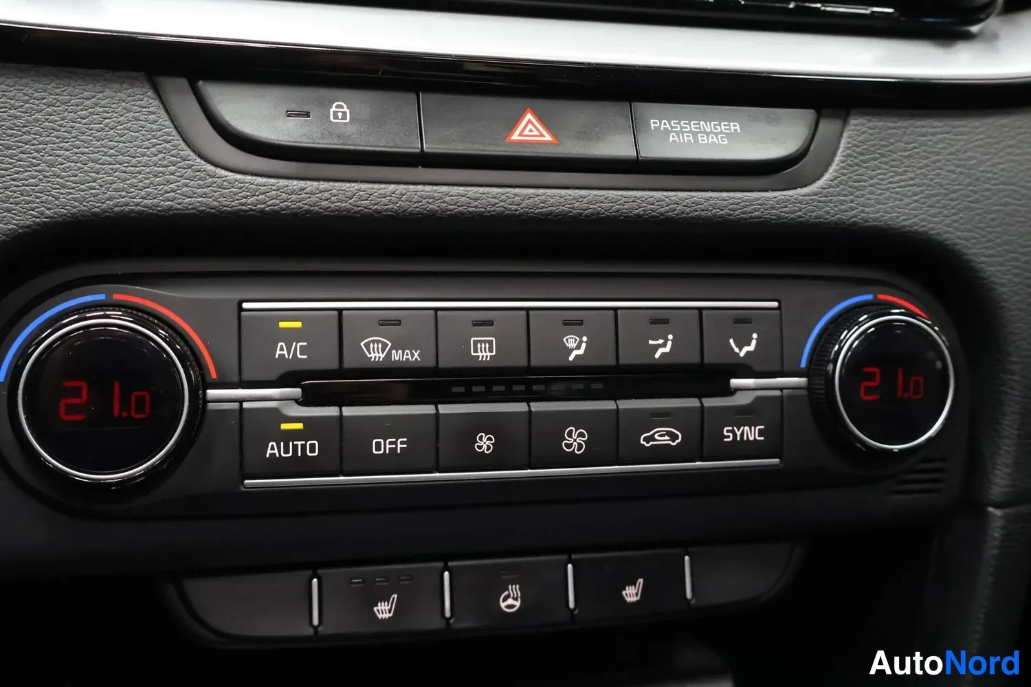 Muu: Autohallintapaneeli: kaksivyöhykeilmastointi näytöillä 21.0, A/C, AUTO, OFF ja SYNC-painikkeet.