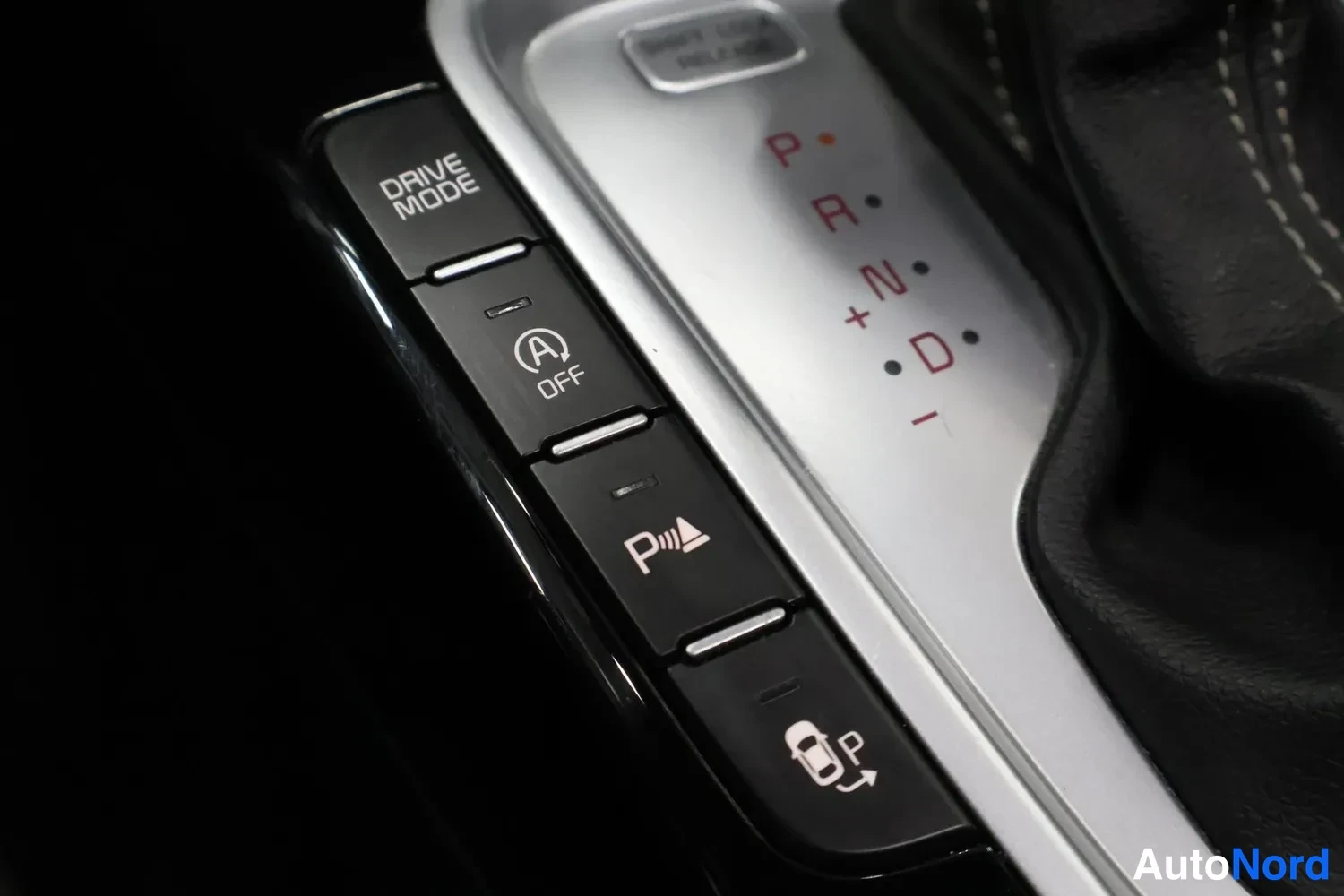 Muu: Vaihteenvalitsin P-R-N-D-asemilla sekä DRIVE MODE, automaattisen jarrutuksen (A OFF) ja pysäköintitunnistuksen painikkeet.