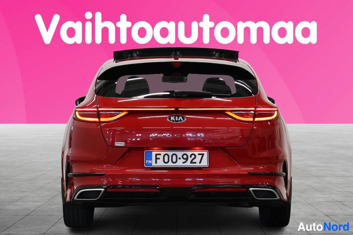 Takaa: Punainen Kia ProCeed takaa kuvattuna, takavalot ja rekisterikilpi F00-927 näkyvissä