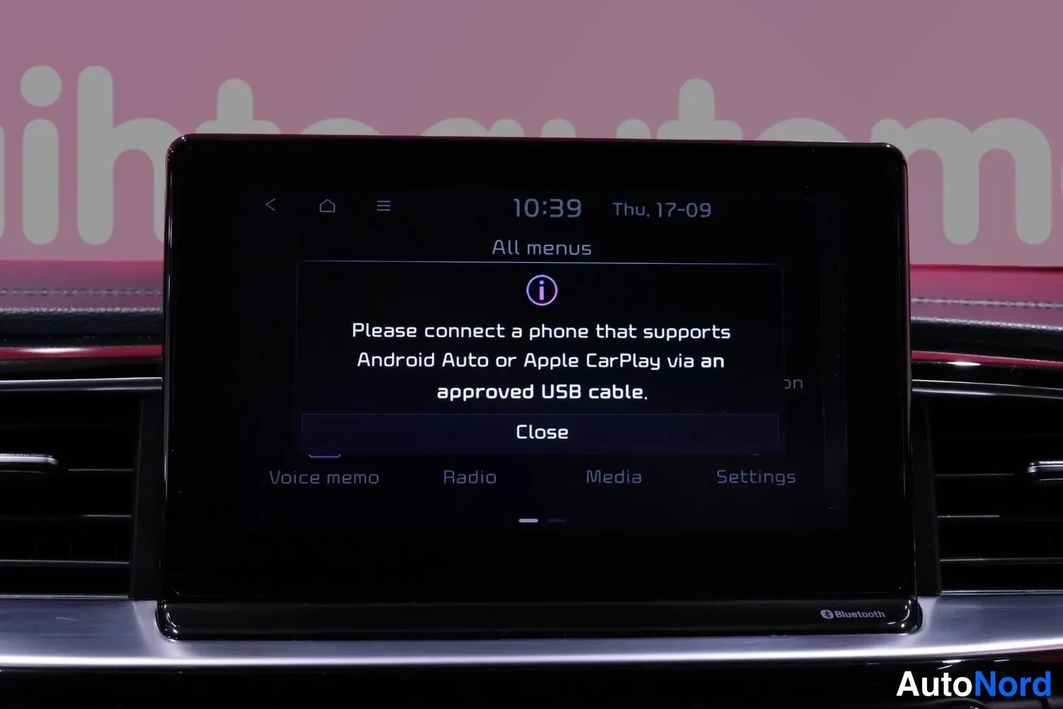Muu: Keskiryhmän näyttö ilmoittaa: Please connect a phone that supports Android Auto or Apple CarPlay via an approved USB cable.