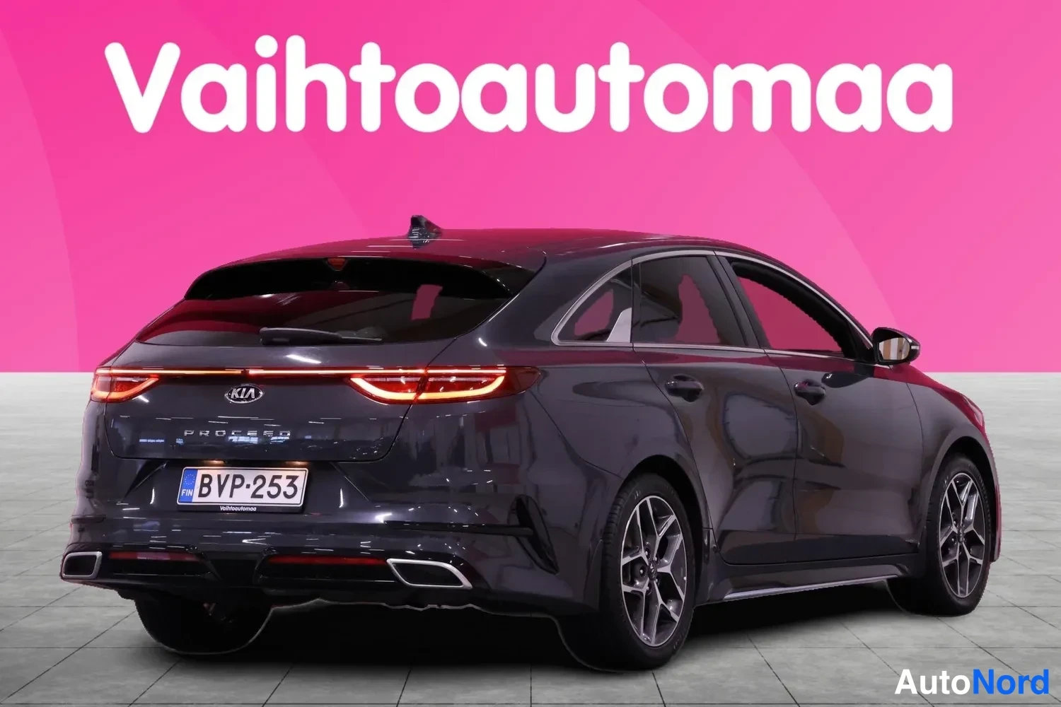 Takaviisto: Kia ProCeed takaapäin viistosti, tummanharmaa, rekisteri, ProCeed-teksti takaluukussa.