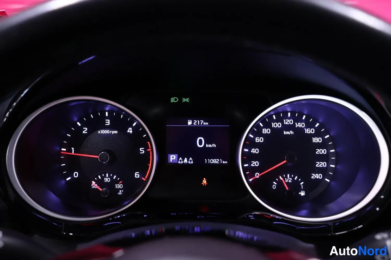 Edestä: Kojetaulun mittaristo: nopeusmittari asteikolla 0–240 km/h, kierroslukumittari 0–6 x1000 rpm, näytöllä P, 0 km/h, 110821 km, 217 km toiminta-alue ja polttoainem