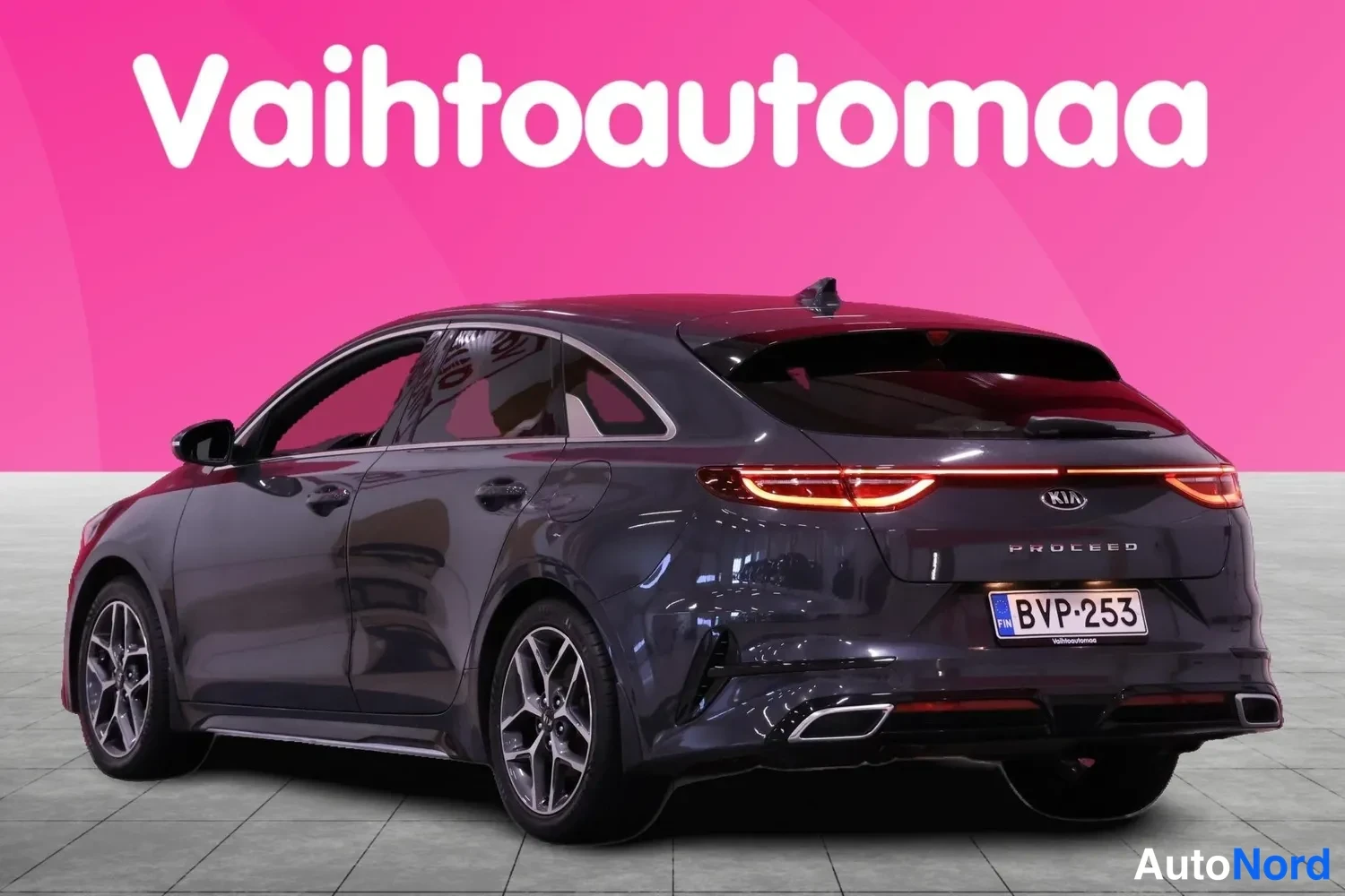 Takaviisto: Auton takanurkka vasemmalta: tummanharmaa Kia ProCeed, takavalot ja rekisteritunnus näkyvissä.