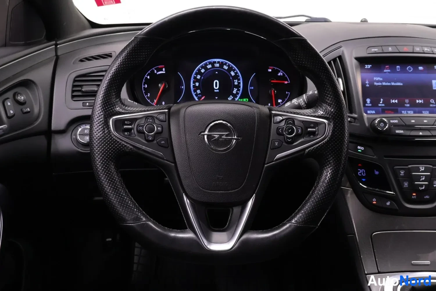 Muu: Opel Insignian ohjauspyörä ja kojelauta, ratti- ja mediapainikkeet näkyvissä.