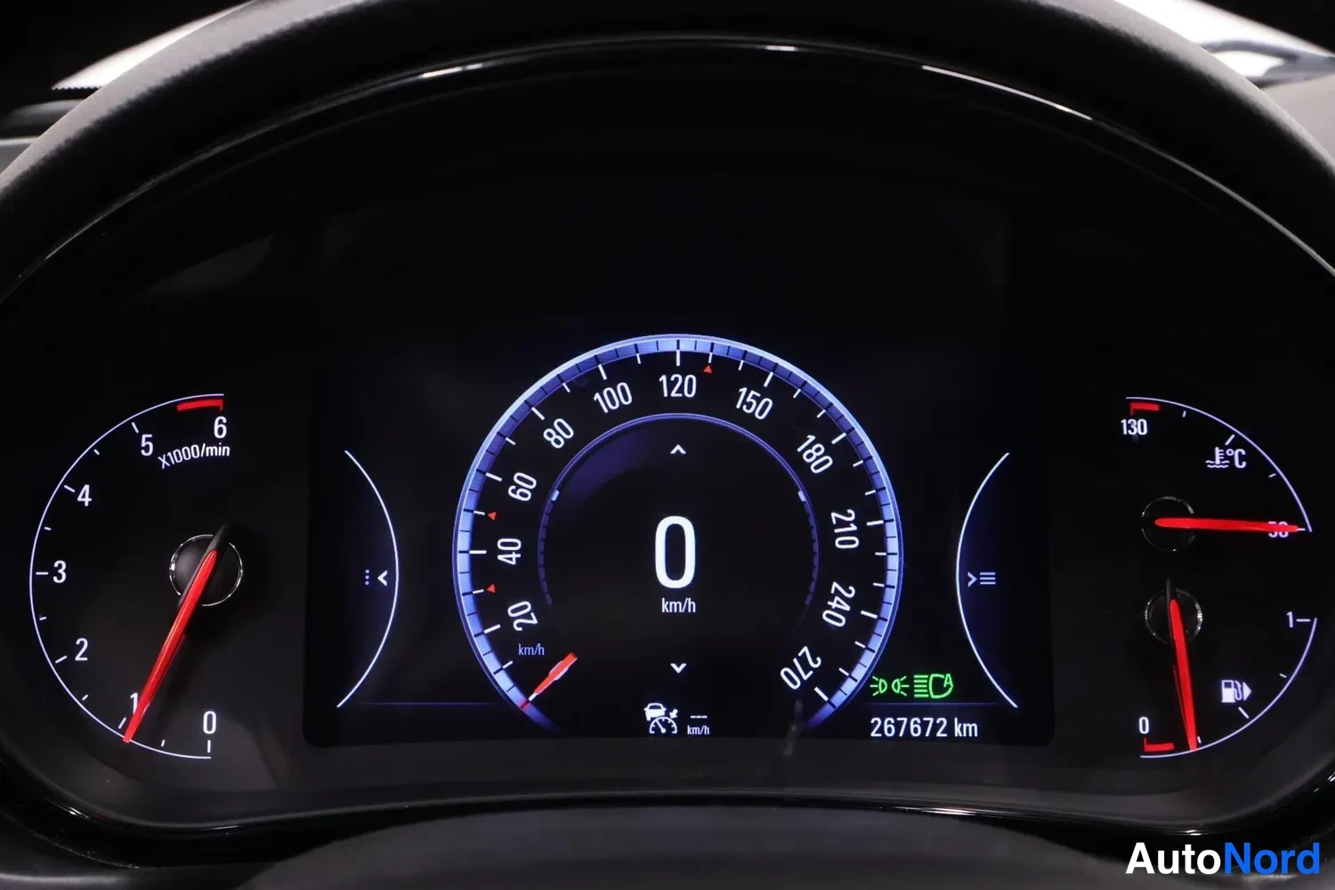 Muu: Opel Insignian kojelautanäyttö: nopeusmittari 0 km/h, lukema 267672 km, polttoainemittari ja lämpömittari näkyvissä.