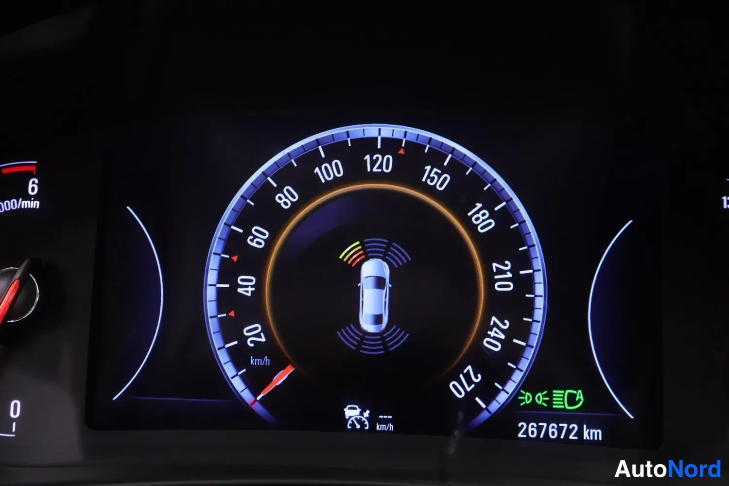 Muu: Mittariston nopeusmittari, jonka keskiössä parkkitutkantisualisaatio ja lukema 267672 km.