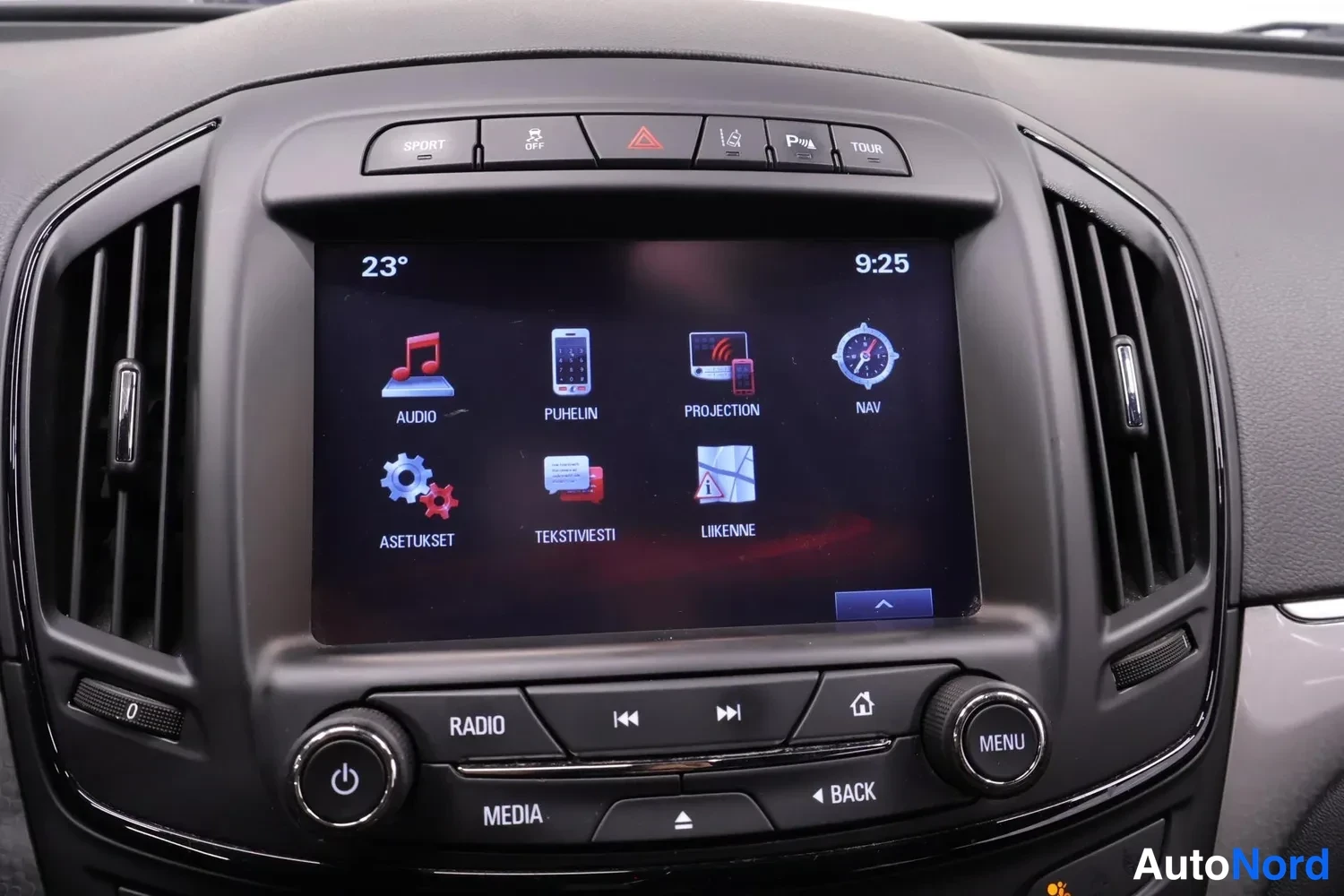 Muu: Auton kojelaudan infotainment-näyttö, jolla on valikot Audio, Puhelin, Projection, Nav, Asetukset, Tekstiviesti ja Liikenne.