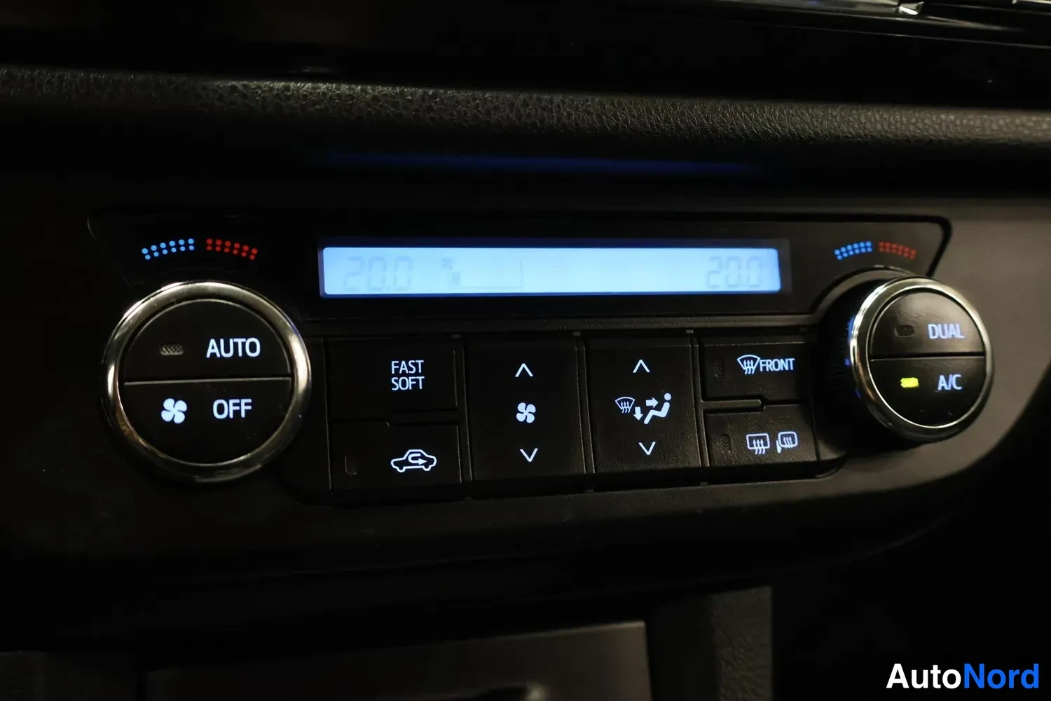 Muu: Ilmastoinnin ohjauspaneeli: AUTO, OFF, FAST SOFT, FRONT, DUAL ja A/C-painikkeet, näytössä lämpötilat 20.0 ja 20.0.