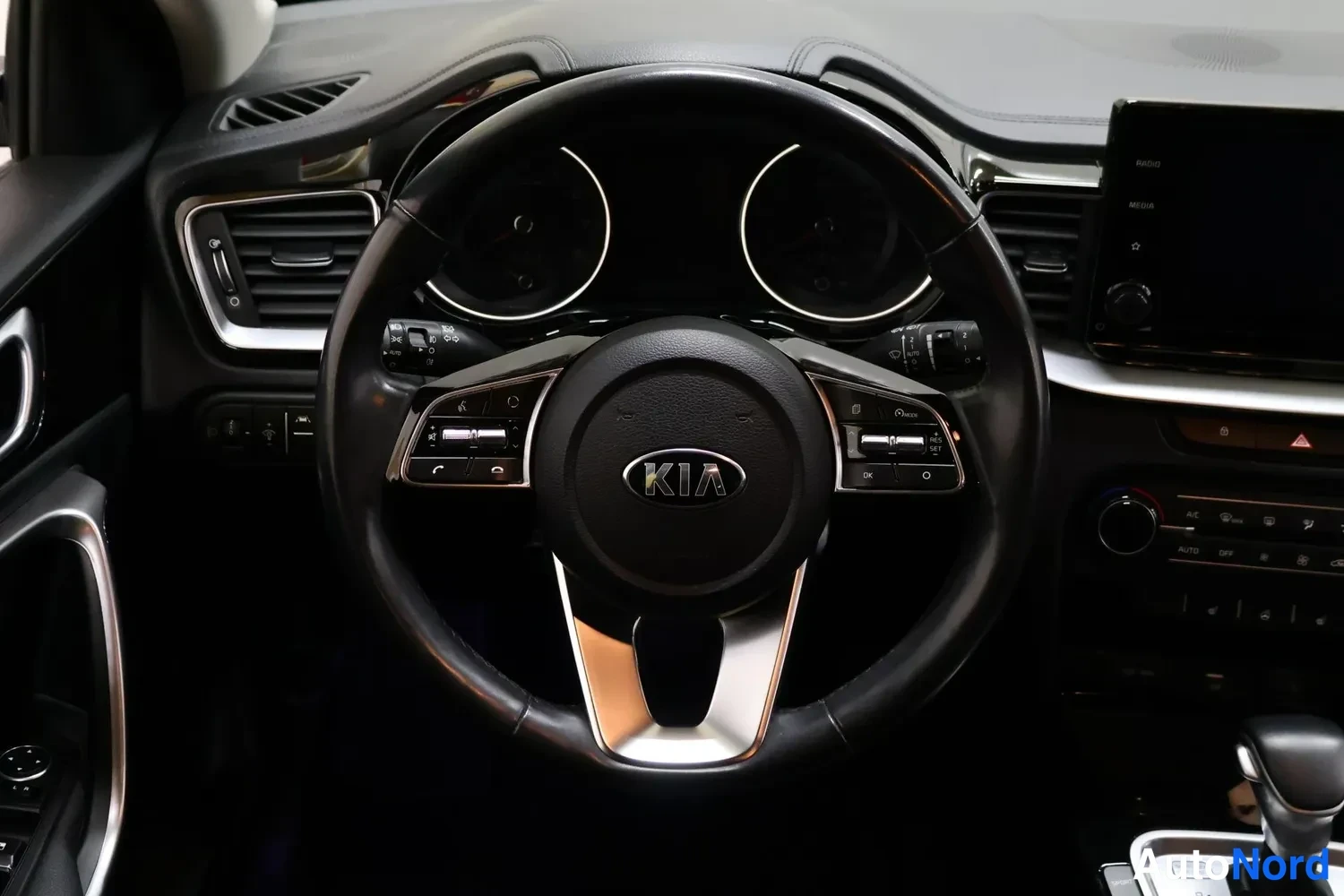 Muu: Autohallen ohjaamo: Kia-ohjauspyörä, mittaristo ja kosketusnäytöllä varustettu keskikonsoli.