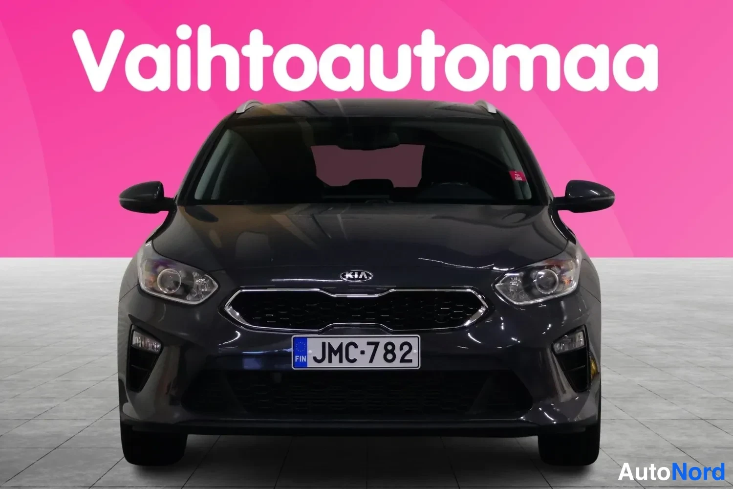 Edestä: Kia Ceed farmari edestä, tummanharmaa, rekisteritunnus