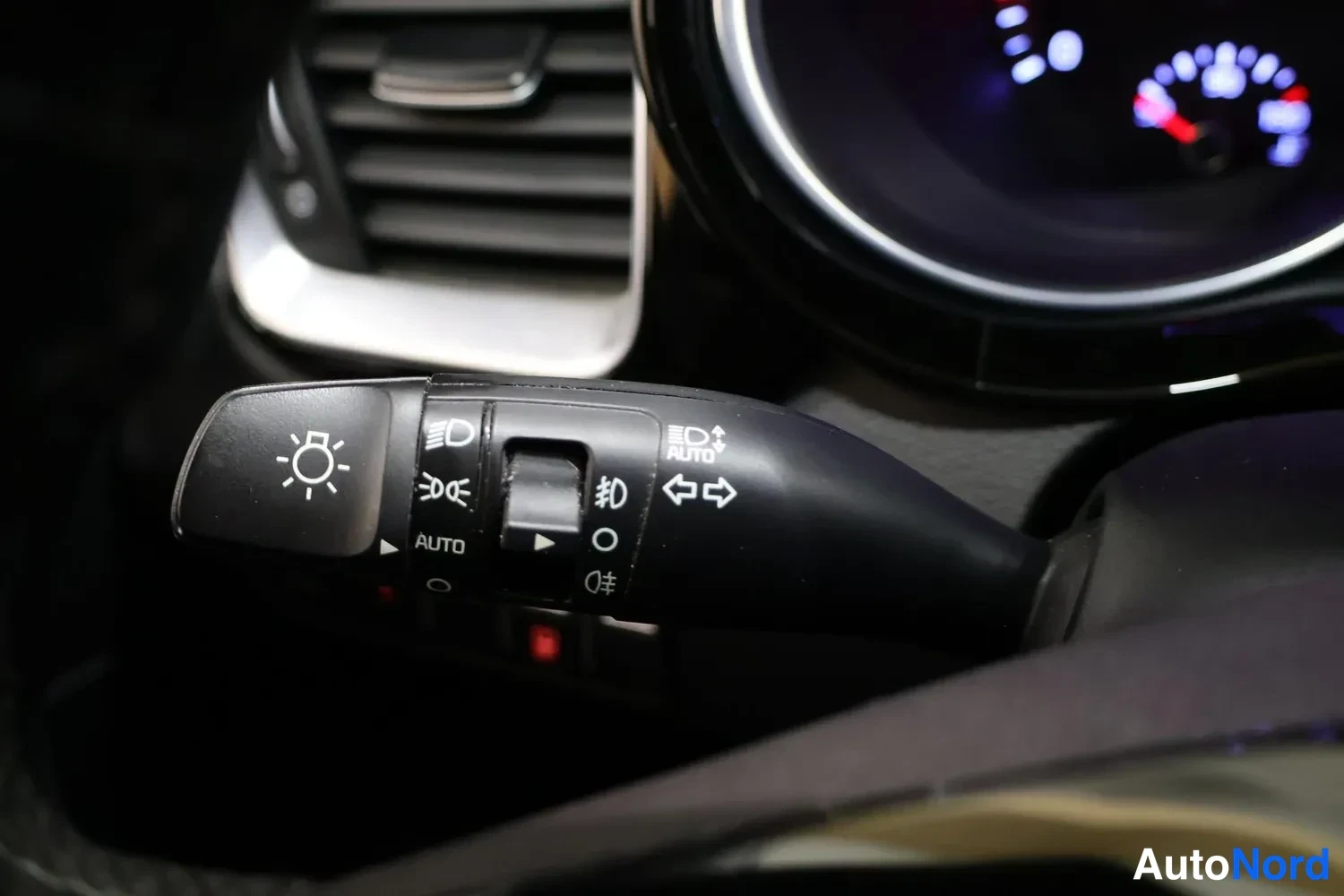 Yksityiskohta: Valaistuksen ja suuntavilkkujen vaihtokeksi AUTO-asennolla ja sumuvalo-symbolilla.