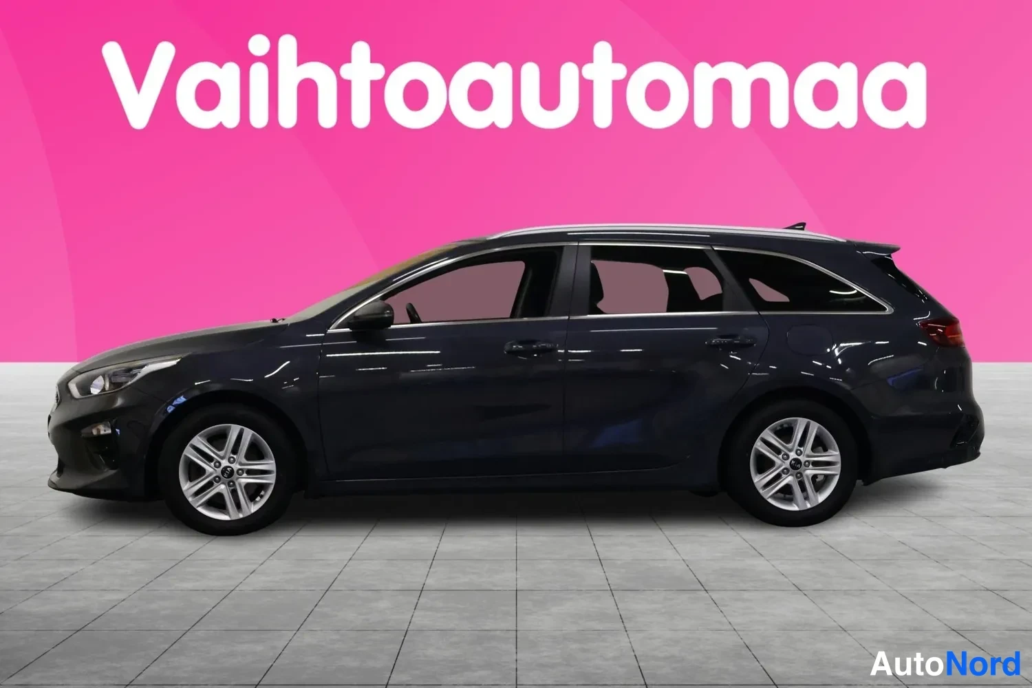 Sivulta: Tummansininen Kia Ceed Sportswagon -farmari sivulta, koko sivuprofiili näkyvissä.
