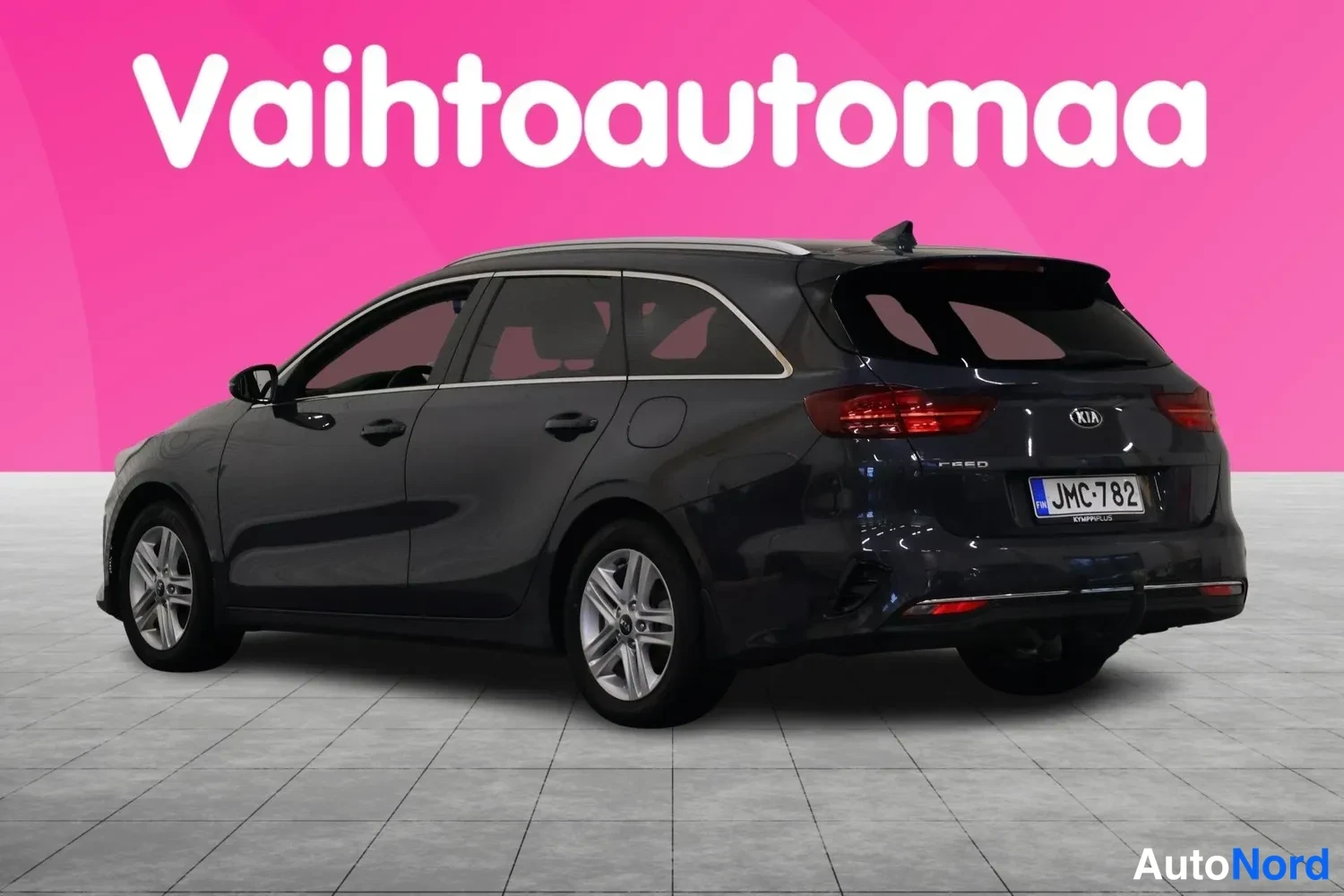 Takaviisto: Tummansininen Kia Ceed Sportswagon -farmari takaviistolta, takavalo- ja Ceed-merkinnät sekä rekisteri näkyvät oikealla.