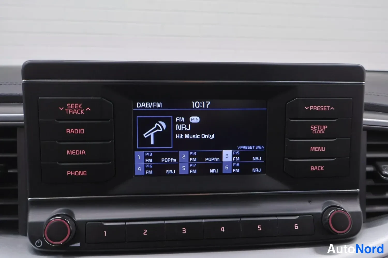 Yksityiskohta: Kojeiston infotainment-näyttö: radio DAB/FM, kanava NRJ, kello 10:17