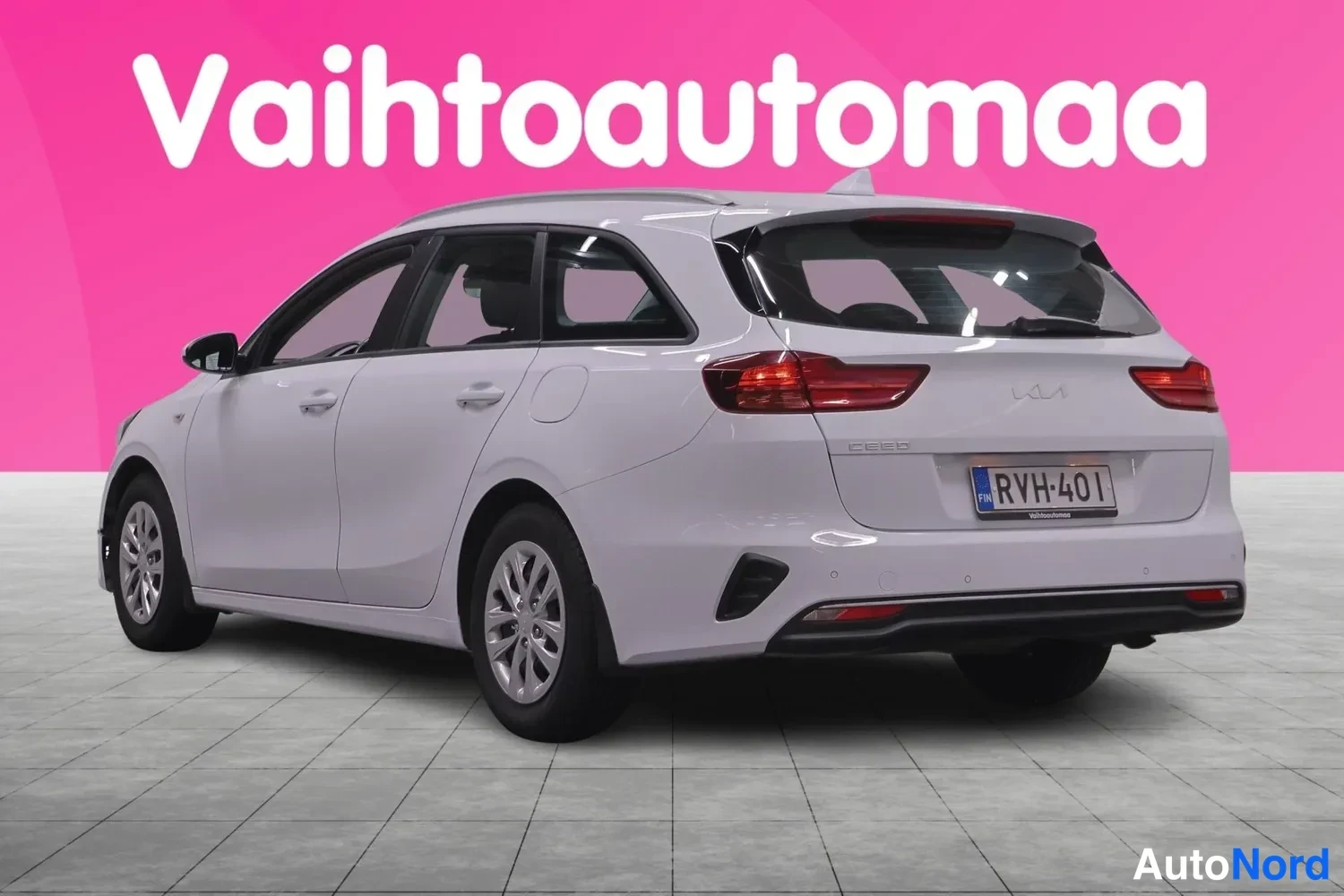 Takaviisto: Kia Ceed -asema-auto valkoisena takakulmasta, rekisterikilpi ja takavalot näkyvät.