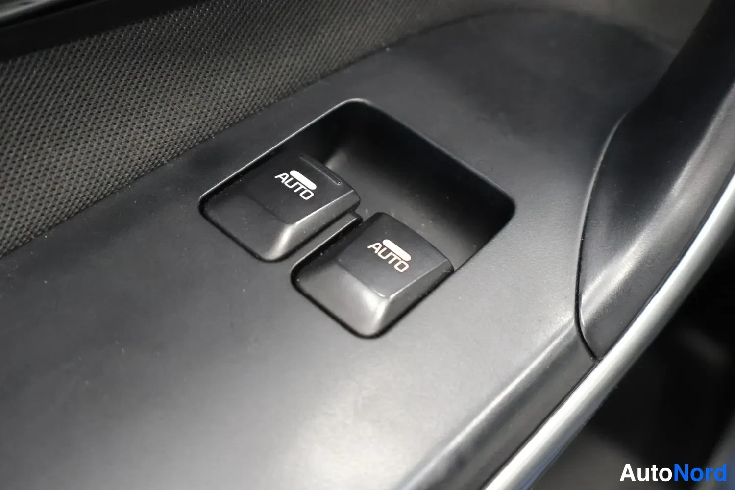 Muu: Ikkunanostimen kytkimet oven paneelissa, molemmissa AUTO-merkintä.