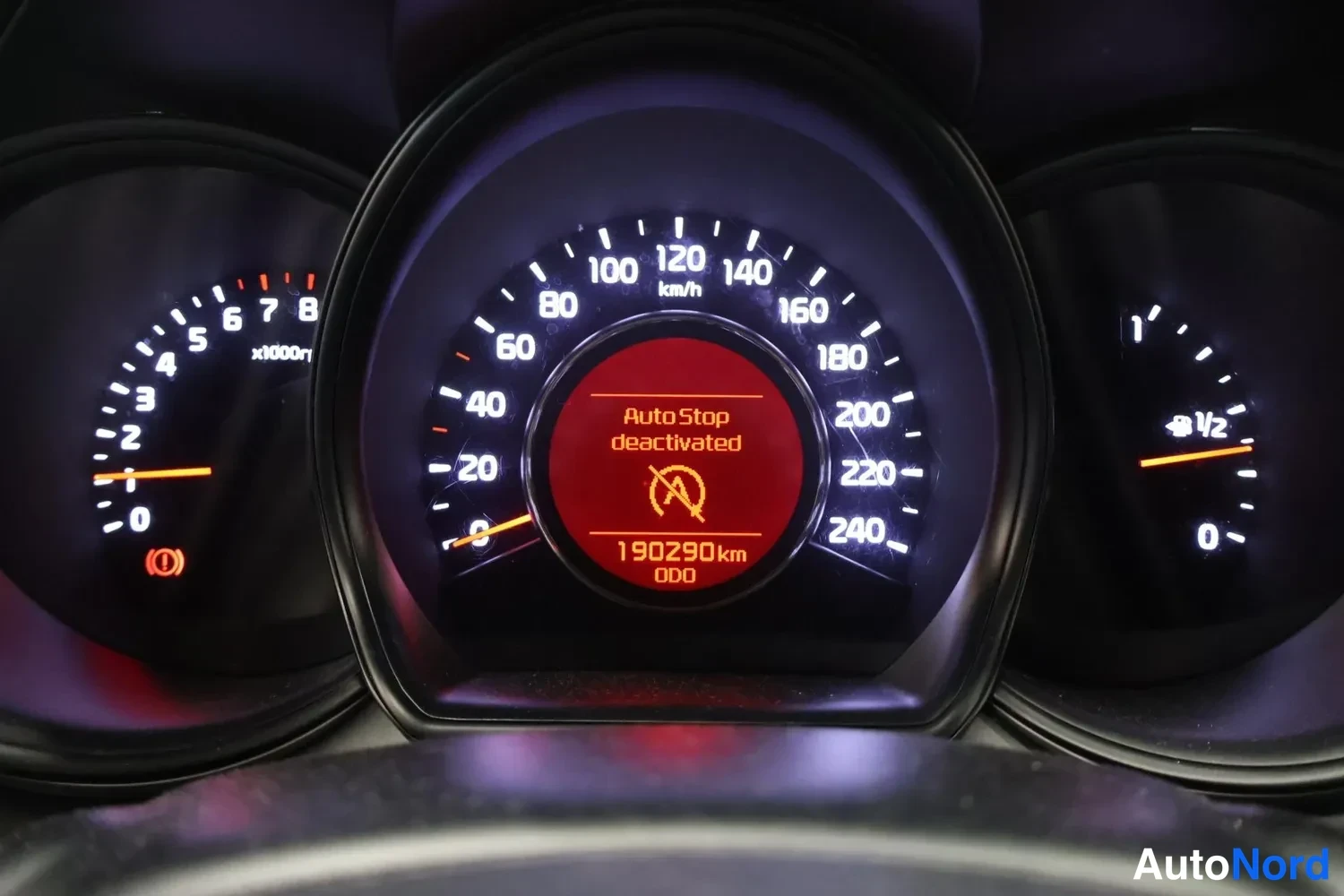 Sivulta: Mittariston lähikuva: nopeusmittari, matkamittari 190290 km ja teksti 'Auto Stop deactivated'.
