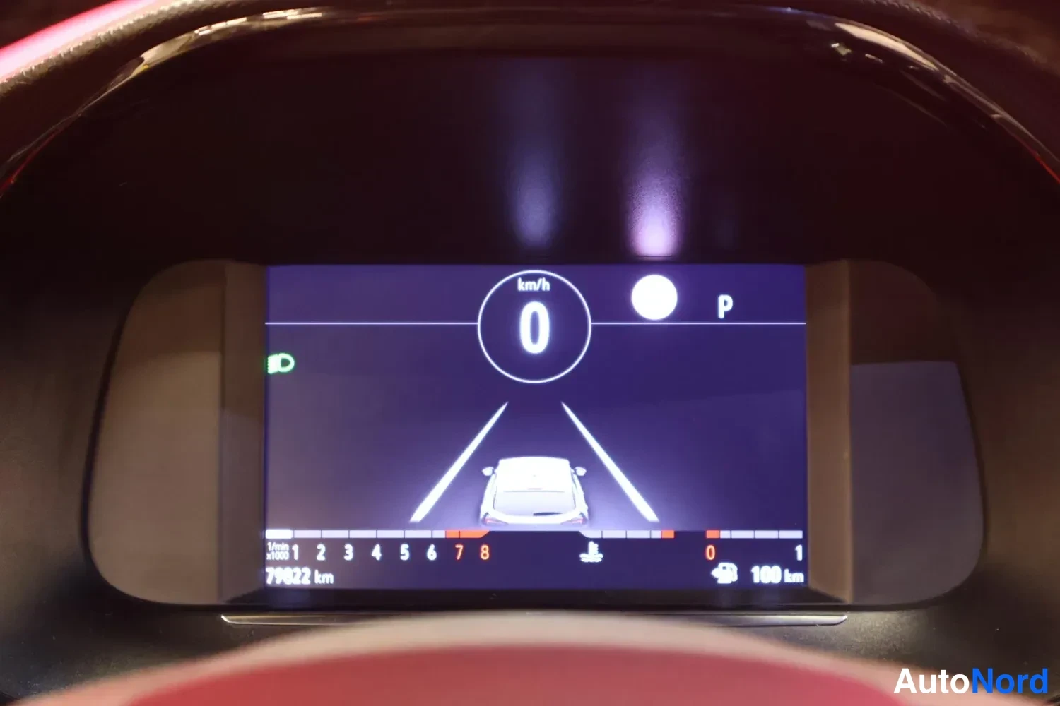 Yksityiskohta: Mittariston näyttö: nopeus 0 km/h, P-tila ja odometeri 79922 km.