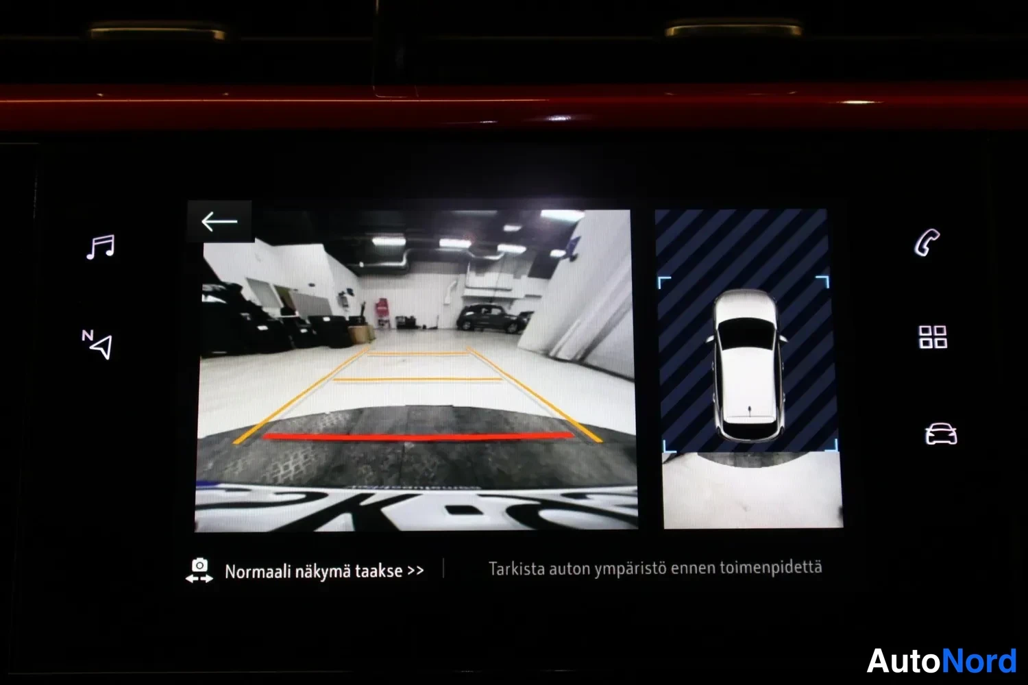 Edestä: Infotainment-näyttö takakameran kuvalla ja ympäriväritehtäväpaneelilla; teksti 'Normaali näymä taakse >>' ja 'Tarkista auton ympäristö ennen toimenpidettä'.