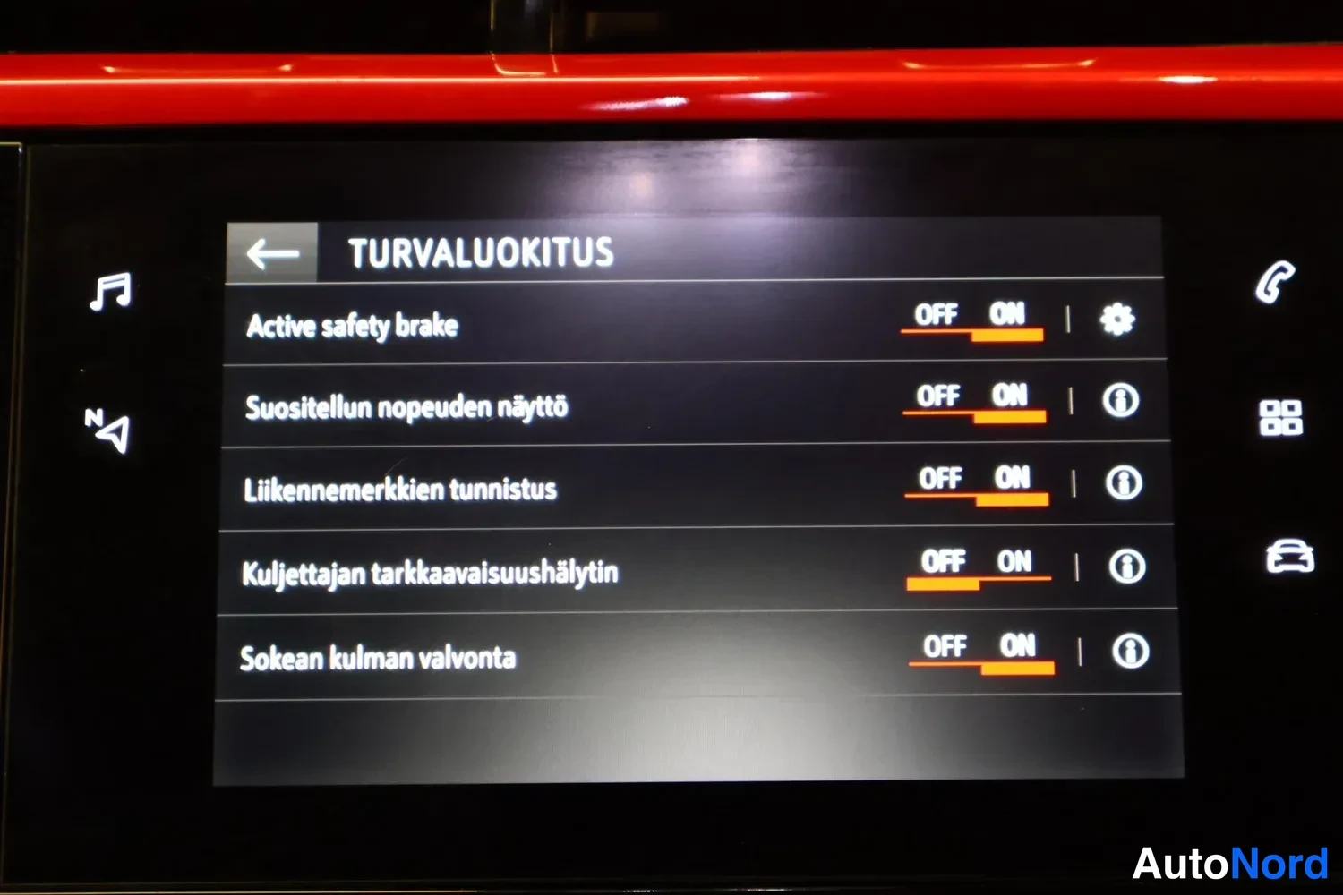 Yksityiskohta: Kojelaudan näytön TURVALUOKITUS-valikko, jossa kohdat Active safety brake, Suositellun nopeuden näyttö, Liikennemerkkien tunnistus, Kuljettajan tarkkaavaisuushä