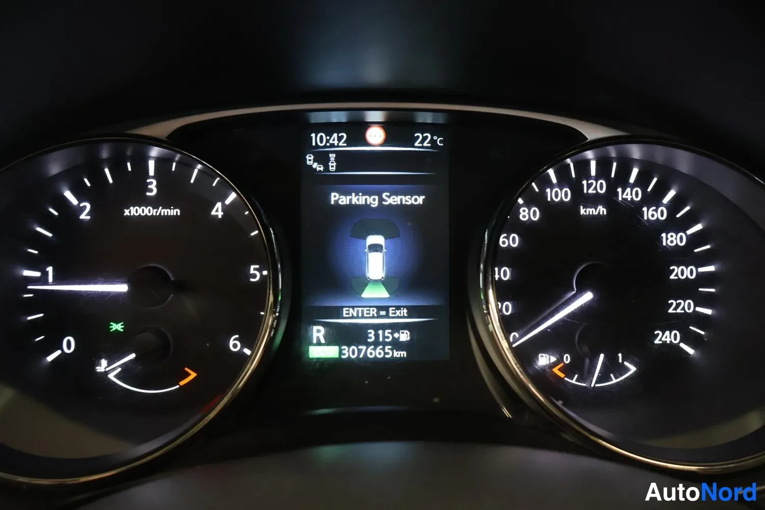 Muu: Mittaristön näyttö Parking Sensor -toiminnossa, vaihde R, kellonaika 10:42, lämpötila 22°C, matkamittari 307665 km.