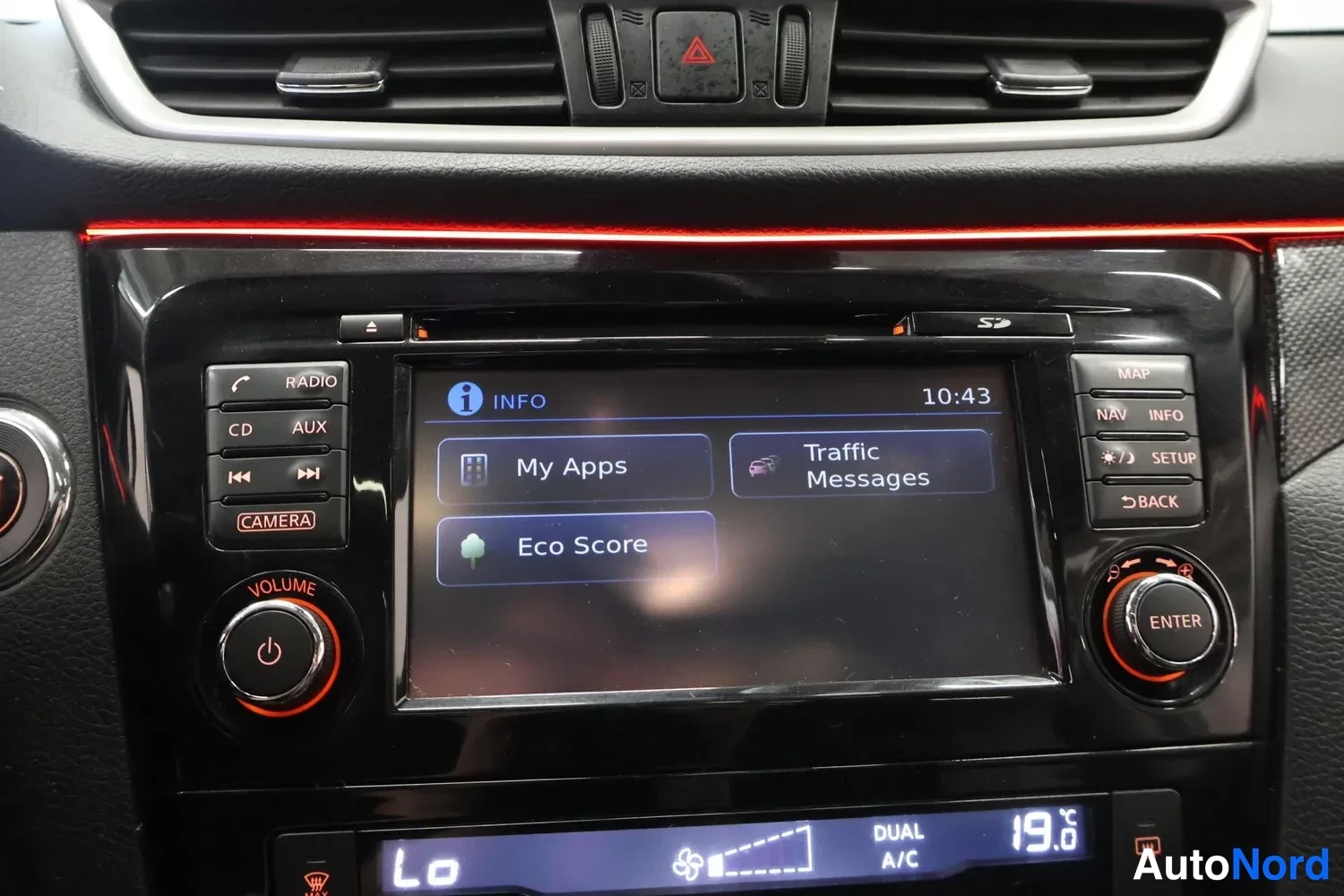 Muu: Kosketusnäyttö näyttää INFO-valikon kohdilla My Apps, Traffic Messages ja Eco Score, kello 10:43.