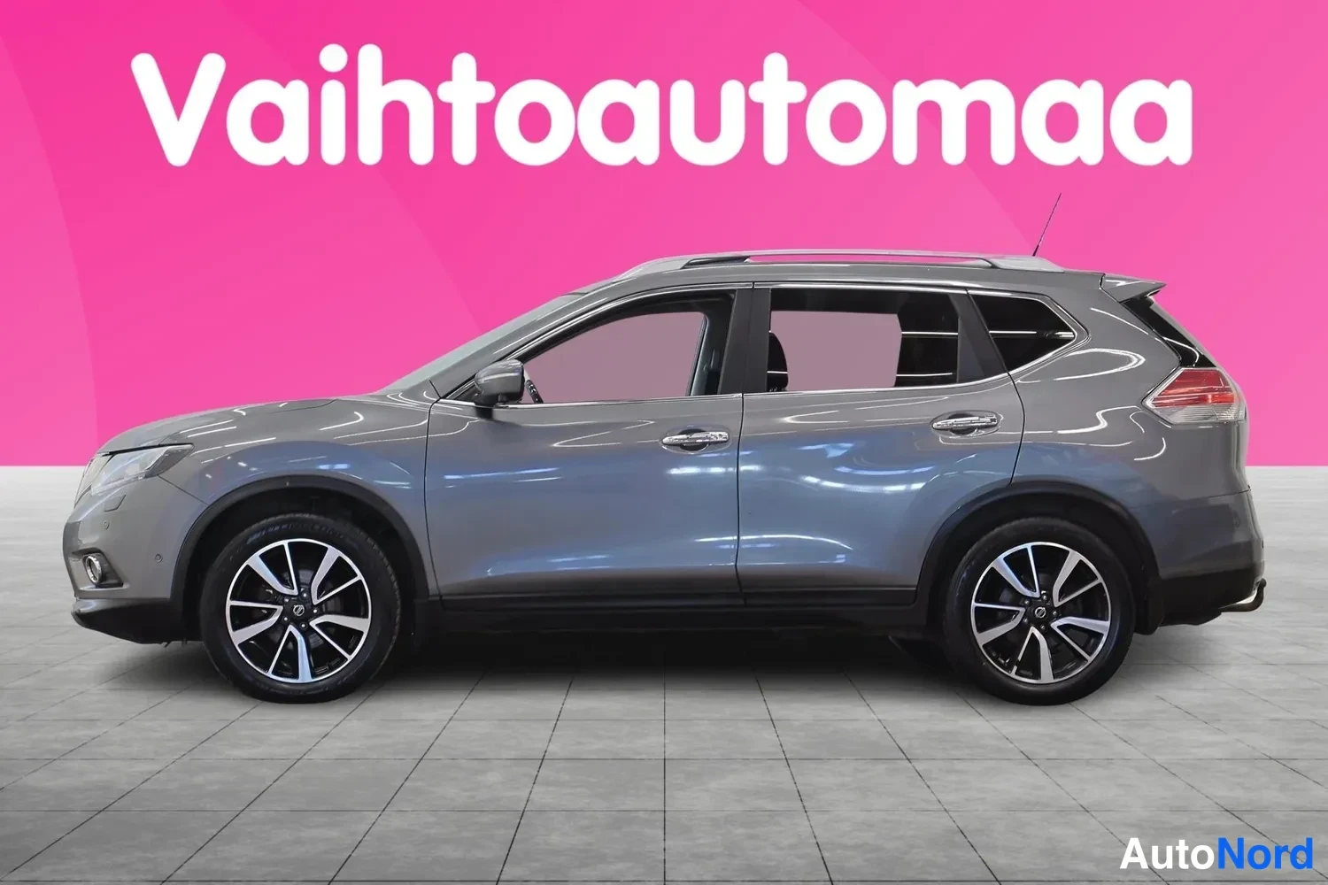 Sivulta: Nissan X-Trailin sivuprofiili harmaana