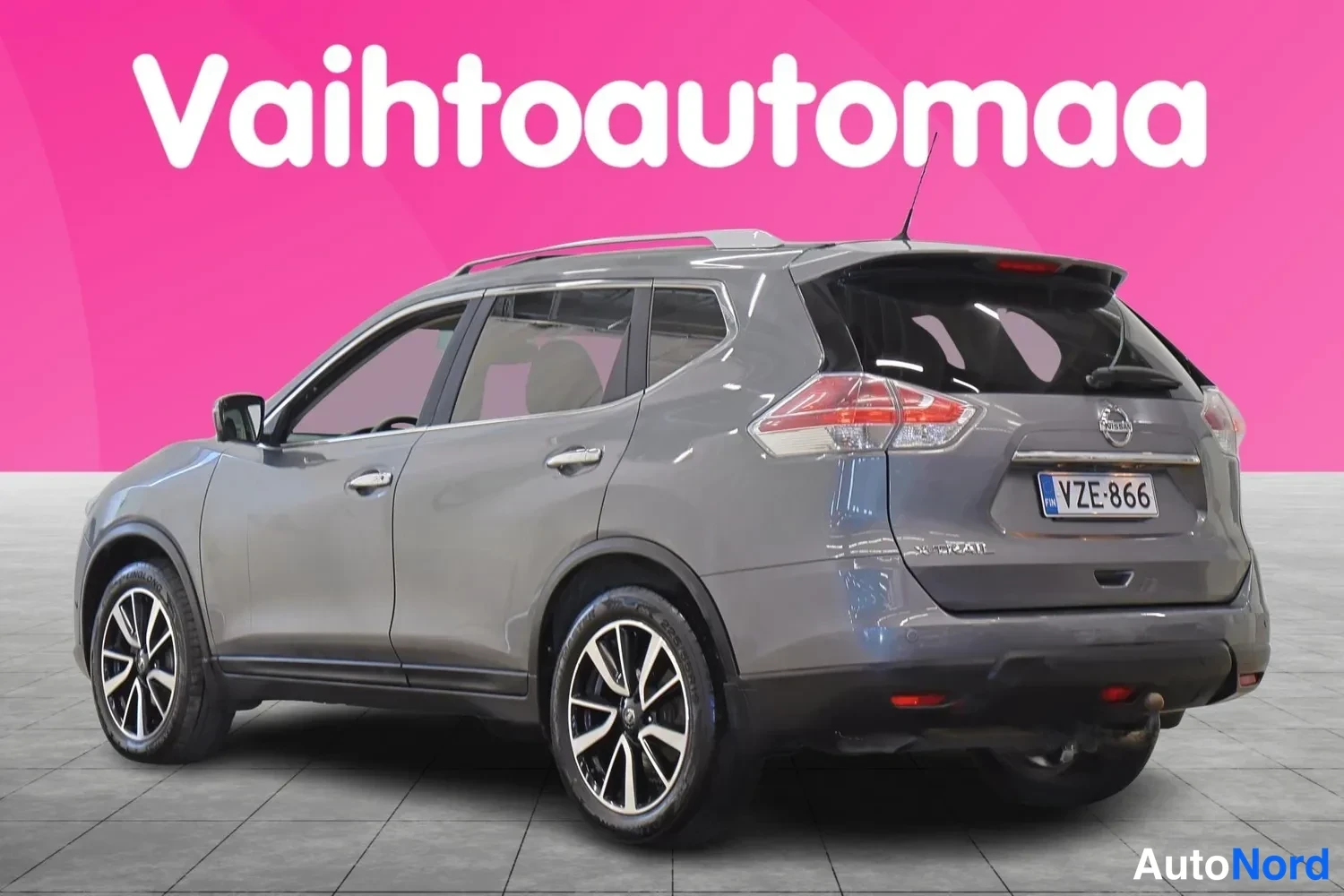 Takaviisto: Nissan X-Trail harmaana taka- ja sivunäkymässä, rekisteritunnus