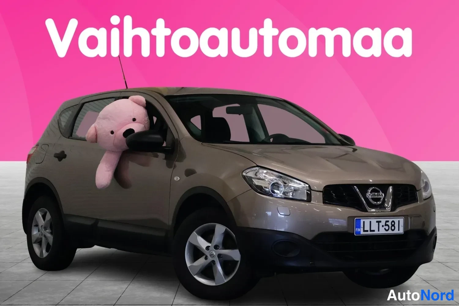 Etuviisto, nokka oikealle: Auton keula ja vasen kylki kolmasosan kuvassa, beige-farmaari, rekisteri.