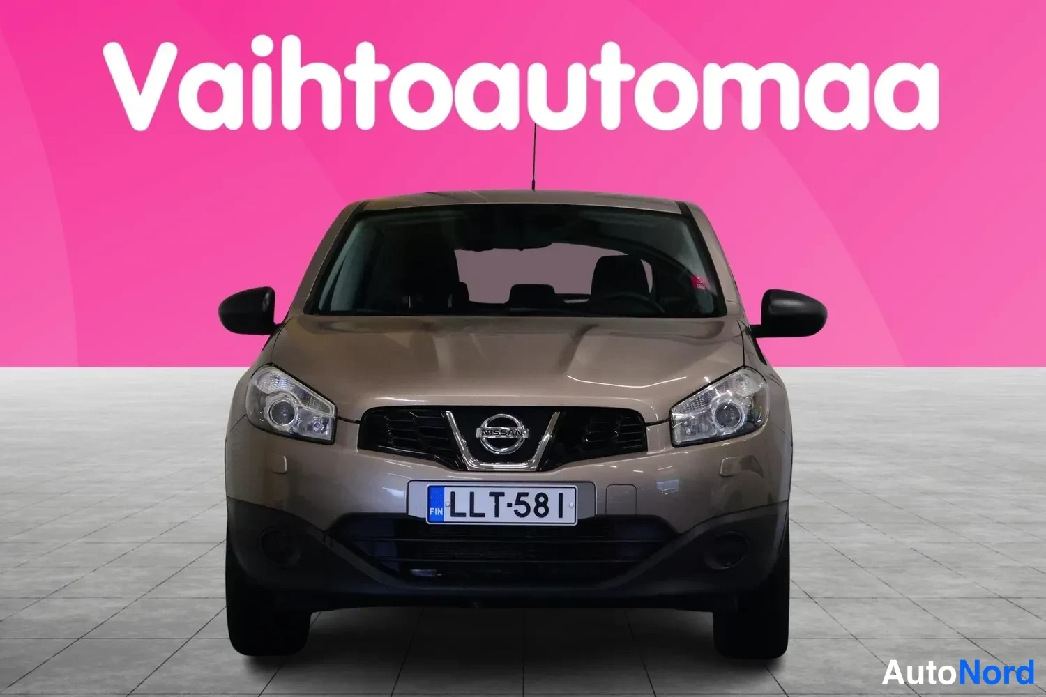 Edestä: Auton keula suoraan edestä, beige-farmaari, rekisteri.