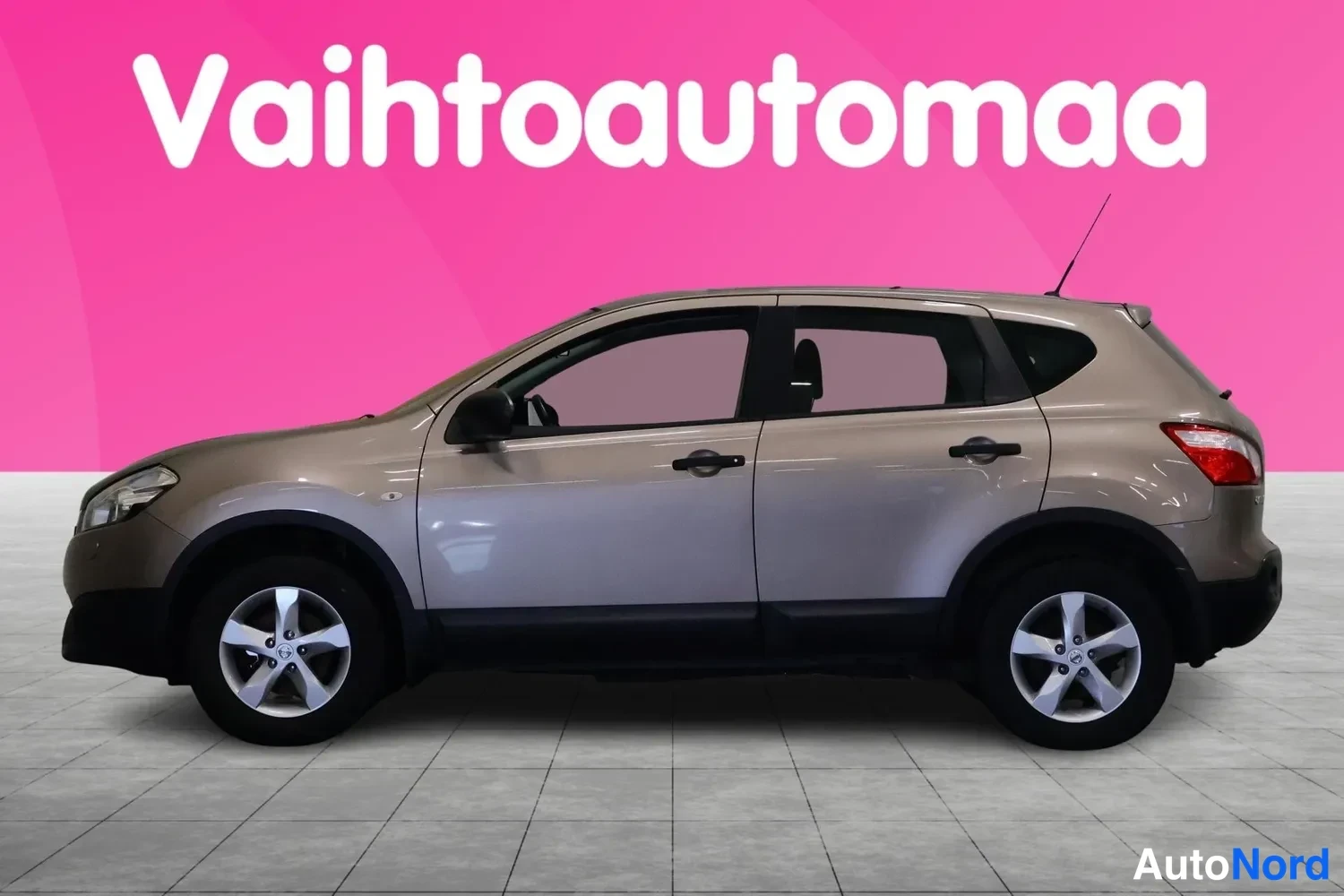Sivulta: Beige Nissan Qashqai -maastauto sivusuunnasta kuvattuna, vasen kylki näkyvissä.
