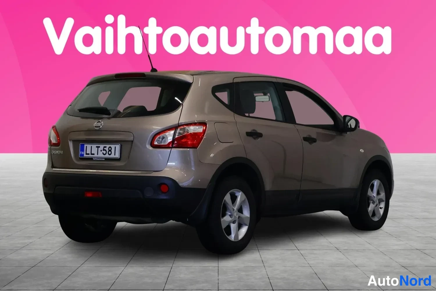 Takaviisto: Nissan Qashqai takaviisto; perä ja vasen kylki näkyvät, rekisteritunnus, vaaleanruskea-kultainen maali.