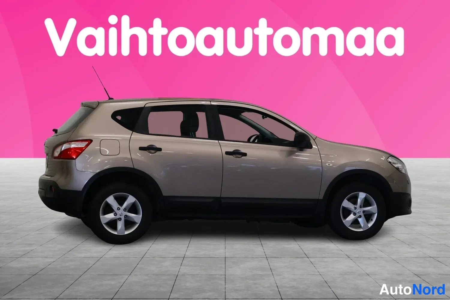 Etuviisto, nokka oikealle: Nissan Qashqai etuviisto oikealta; keula ja oikea kylki näkyvät, vaaleanruskea-kultainen maali.
