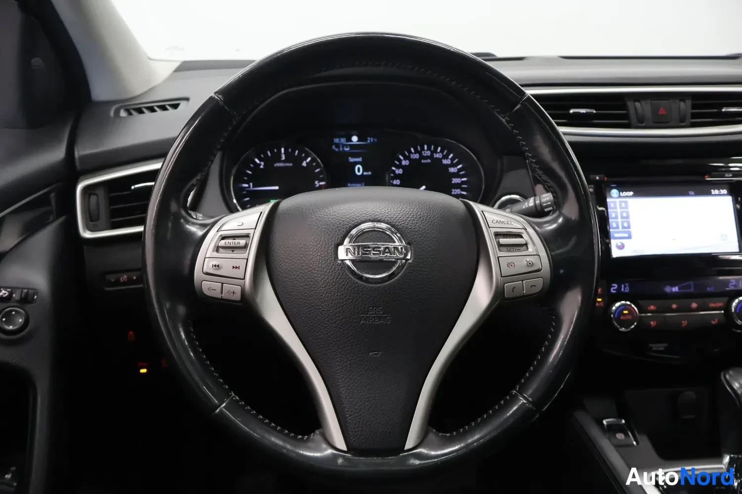 Muu: Nissan-ohjauspyörä ja kojelauta, mittaristo ja kosketusnäyttö näkyvät taustalla.