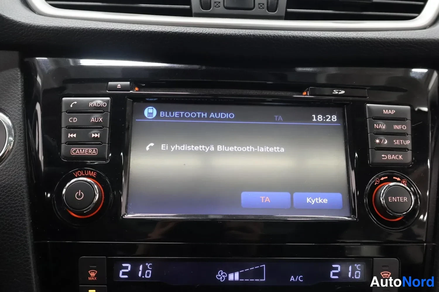 Muu: Keskikonsolin infotainment-näyttö näyttää tekstiä BLUETOOTH AUDIO ja Ei yhdistettyä Bluetooth-laitetta, kello 18:28, ilmastointi 21,0 °C.
