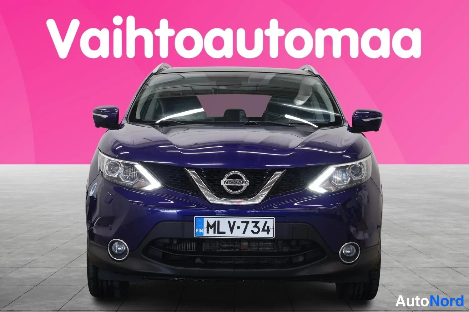 Edestä: Sinisen Nissan Qashqain edus sivu suoraan edestä, keulavalo ja etupuskuri näkyvissä.