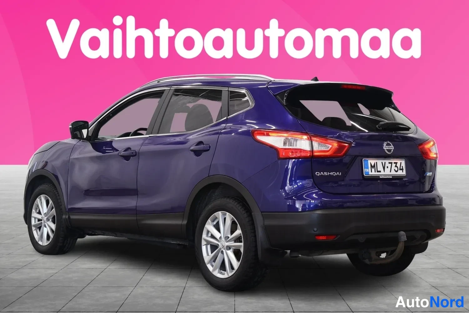 Takaviisto: Sininen Nissan Qashqai takaviistosta, rekisterikilpi, kattokaaret ja hopeavanteet näkyvissä.