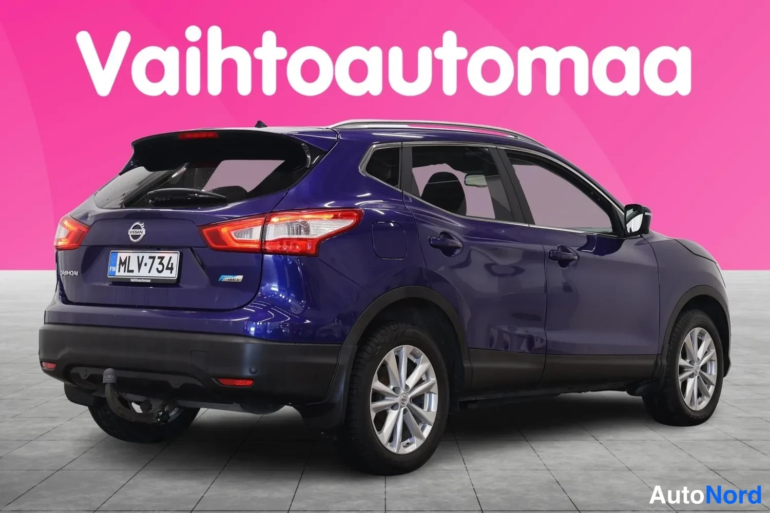 Takaviisto: Sininen Nissan Qashqai takaviistosta oikealta, rekisterikilpi.