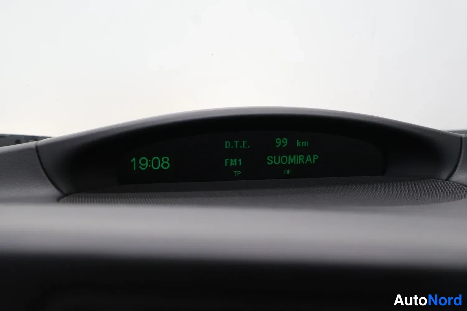 Muu: Kojelaudan yläpaneli: näyttö näyttää kellon 19:08, radiokanavan FM1 (SUOMIRAP, TP RF) ja D.T.E. 99 km.