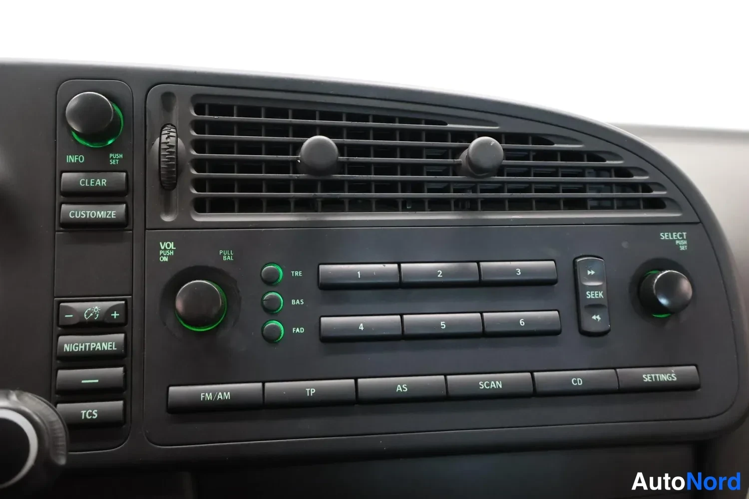 Muu: Kojelaudan radio- ja ilmastointipaneeli: INFO-, CLEAR-, CUSTOMIZE-, NIGHTPANEL- ja TCS-napit, äänenvoimakkuussäädin, preset-napit 1–6, FM/AM, TP, AS, SCAN, CD j