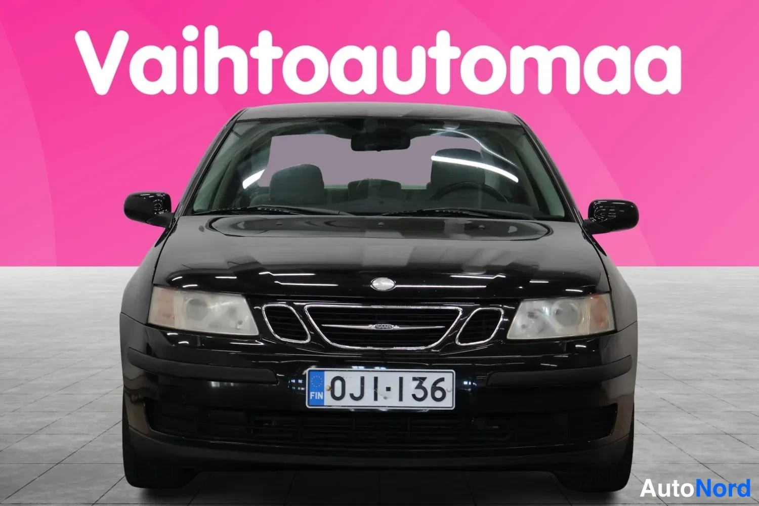 Edestä: Mustan Saab 9-3 -sedanin suora etunäkymä