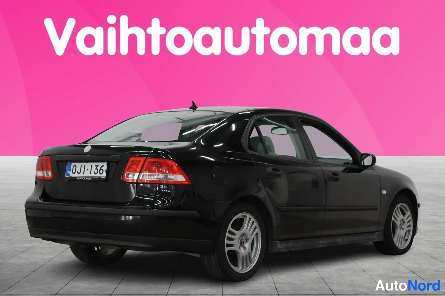 Takaviisto: Mustan henkilöauton takaosa ja oikea kylki kolmenvartalon kuvakulmasta.
