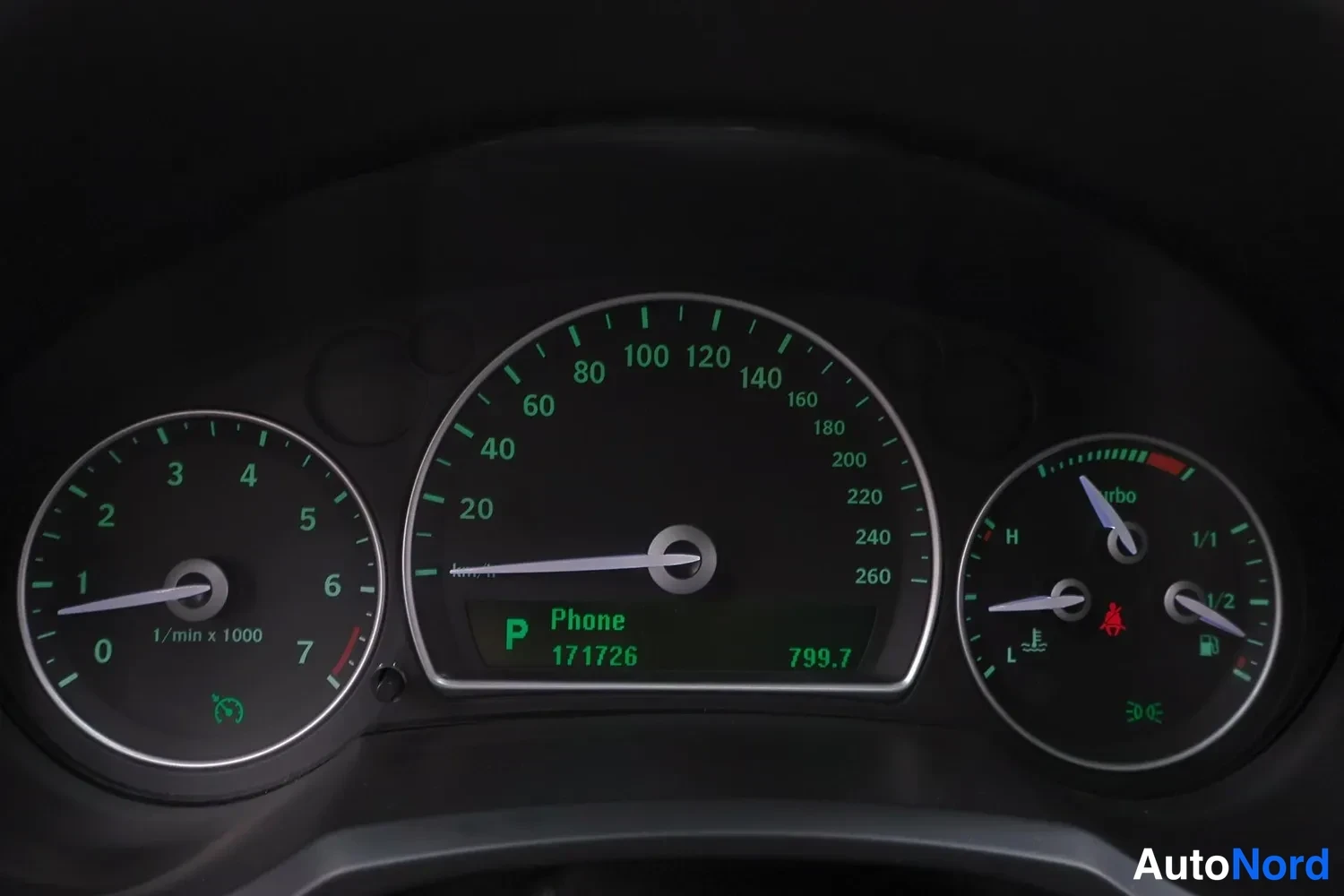 Muu: Mittaristo: nopeusmittari 20–260 km/h, kierroslukumittari ja polttoainemittari, näytössä P, Phone, 171726 ja 799.7.
