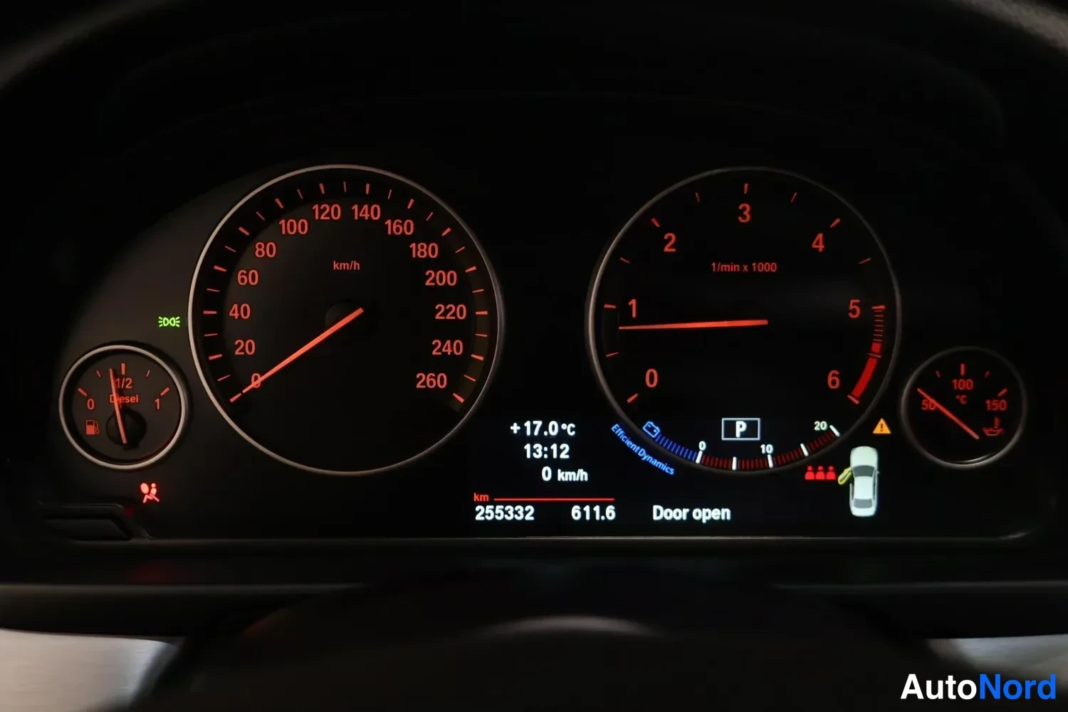 Muu: Mittariston näyttö näyttää 255332 km, polttoainepuoli-tunnuksen ja oven auki -ilmoituksen.