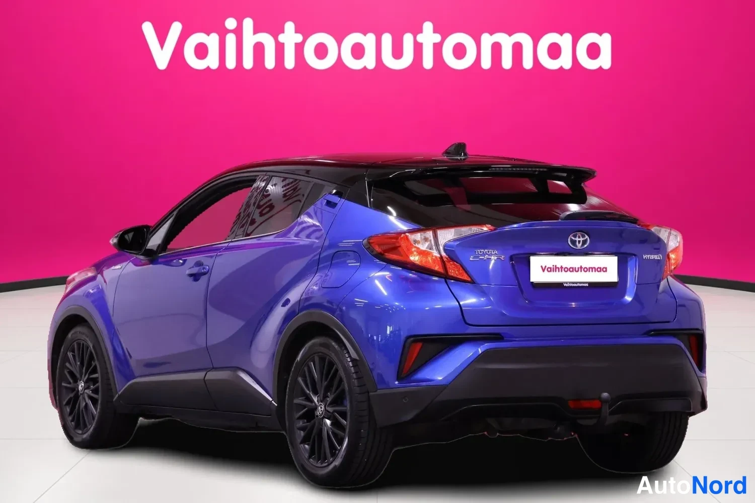 Takaviisto: Sininen Toyota C-HR takaa viistosti kuvattuna, korostettu takavalo ja tumma katto